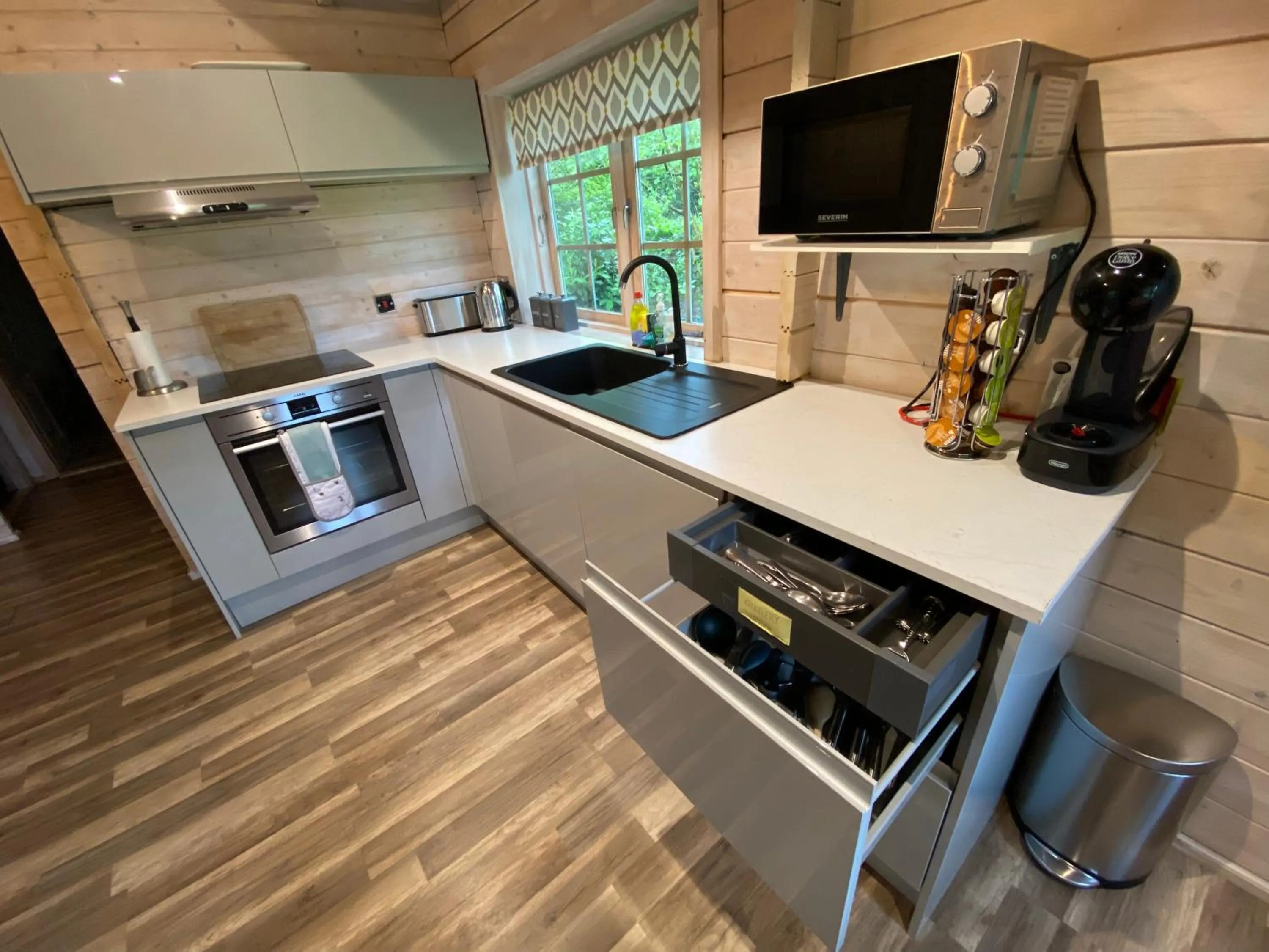 Kitchen or kitchenette in The Secret Cottage & Hideaway Caravan