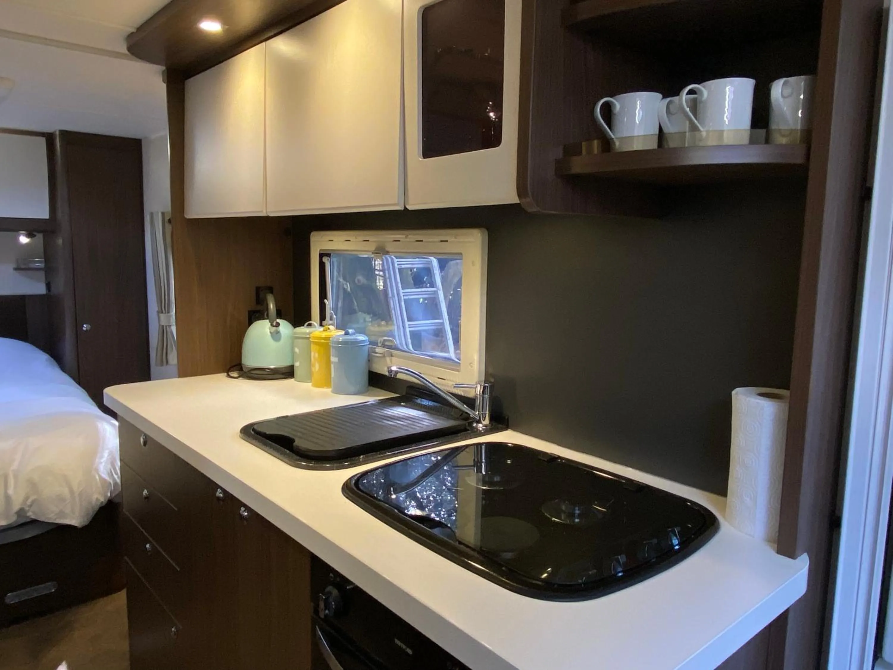 Kitchen or kitchenette in The Secret Cottage & Hideaway Caravan