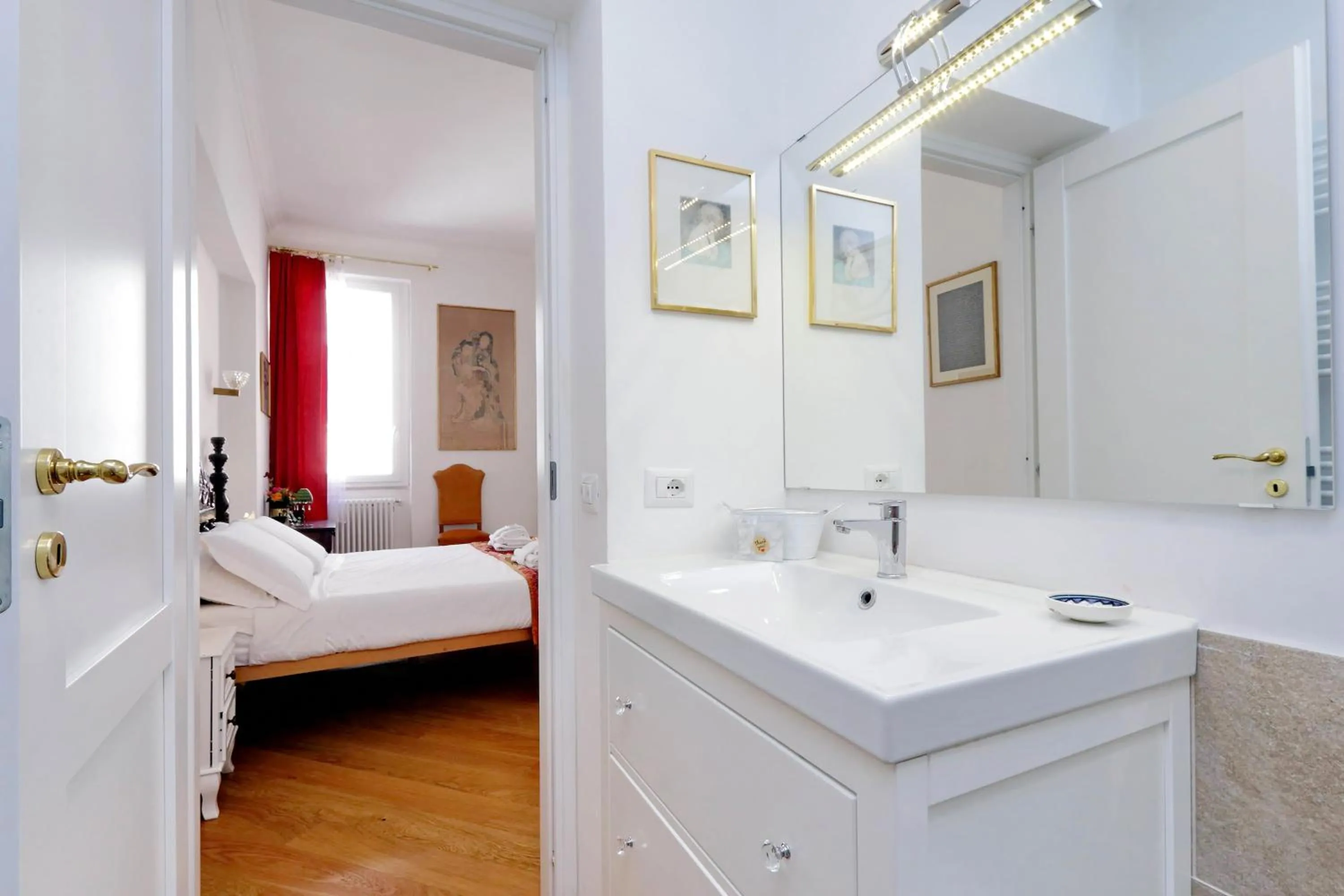 Bathroom, Bed in Sistina