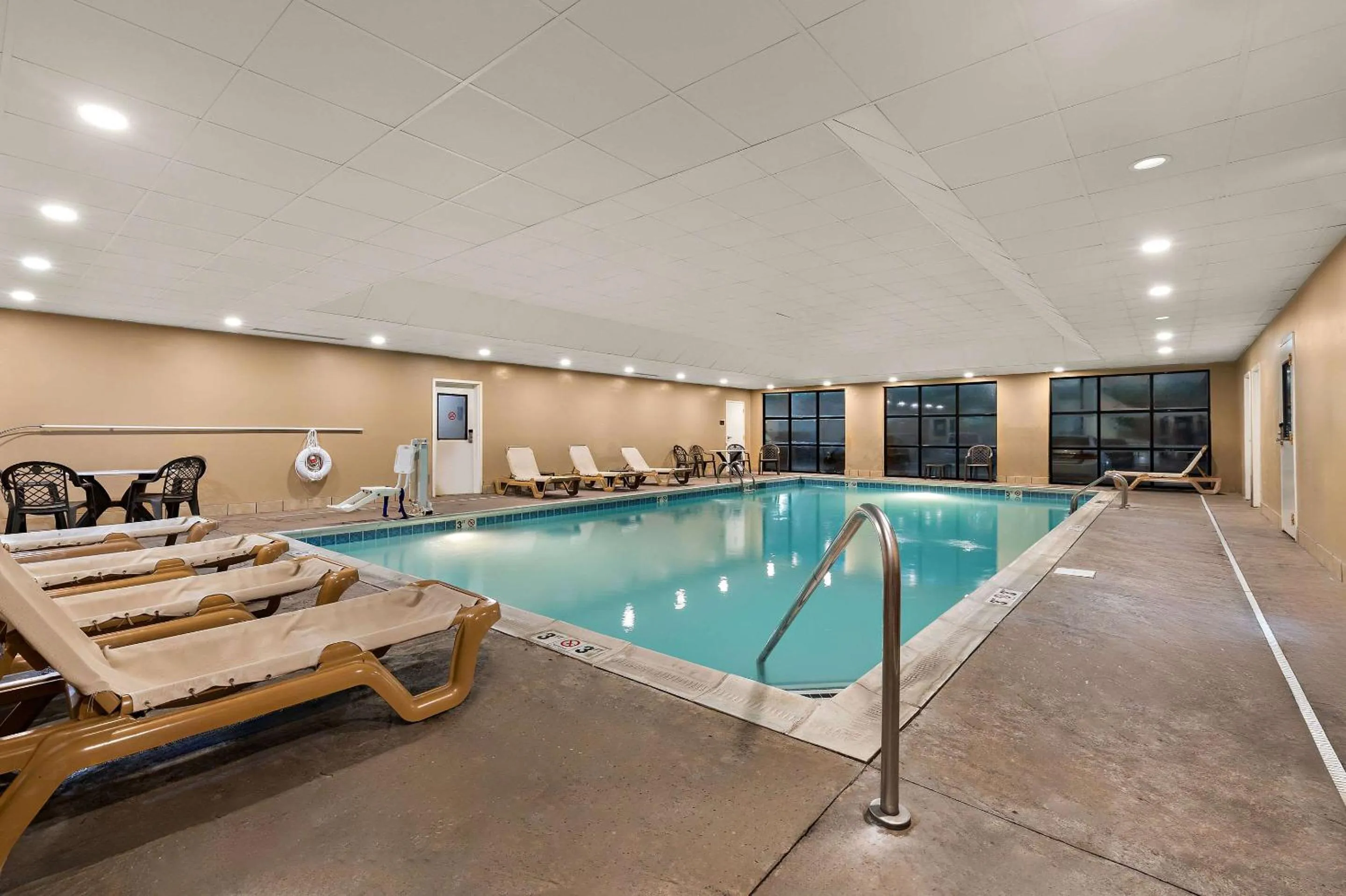 Swimming pool in Comfort Suites Nashville near Percy Priest Lake