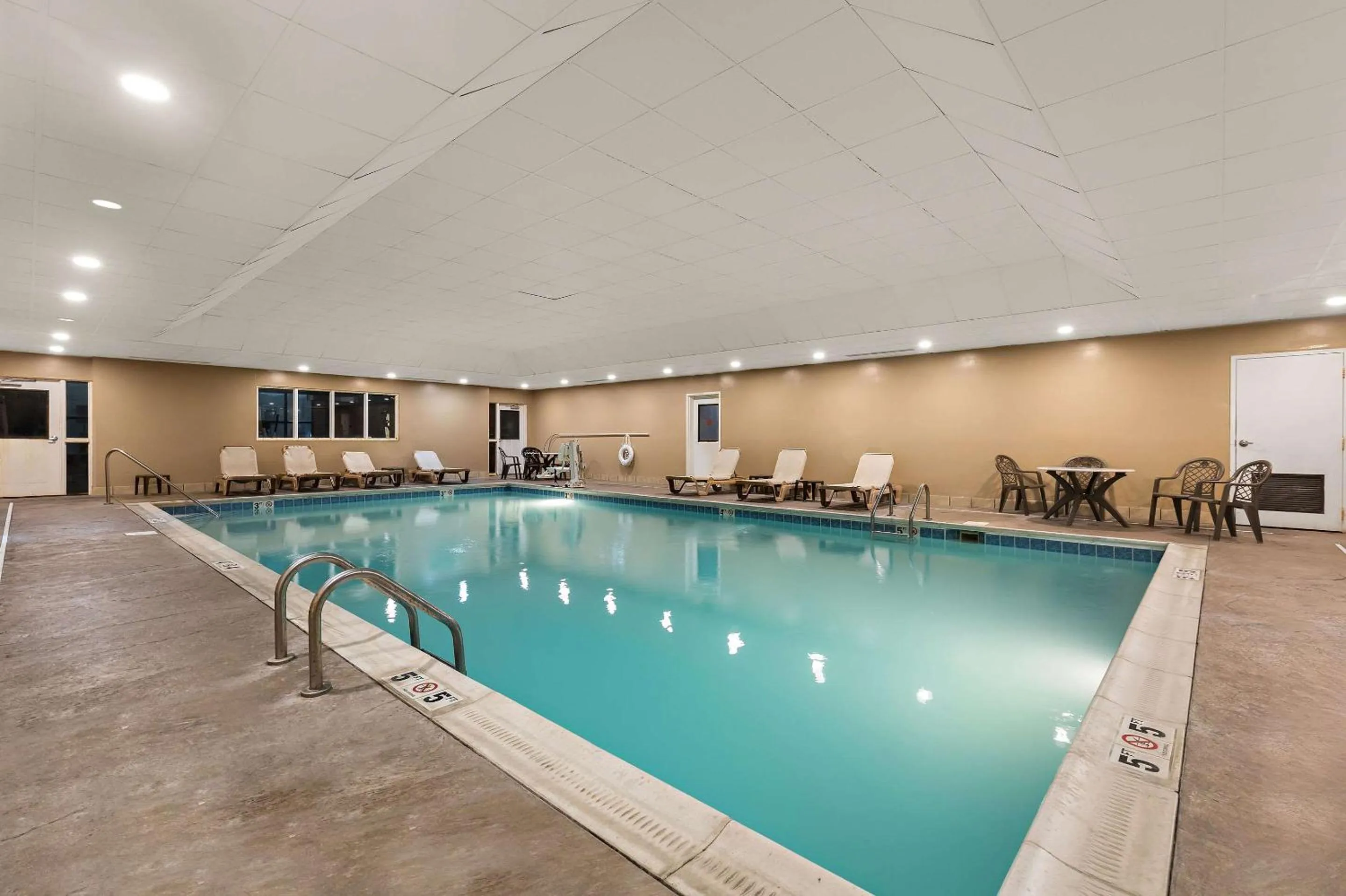 Swimming pool in Comfort Suites Nashville near Percy Priest Lake
