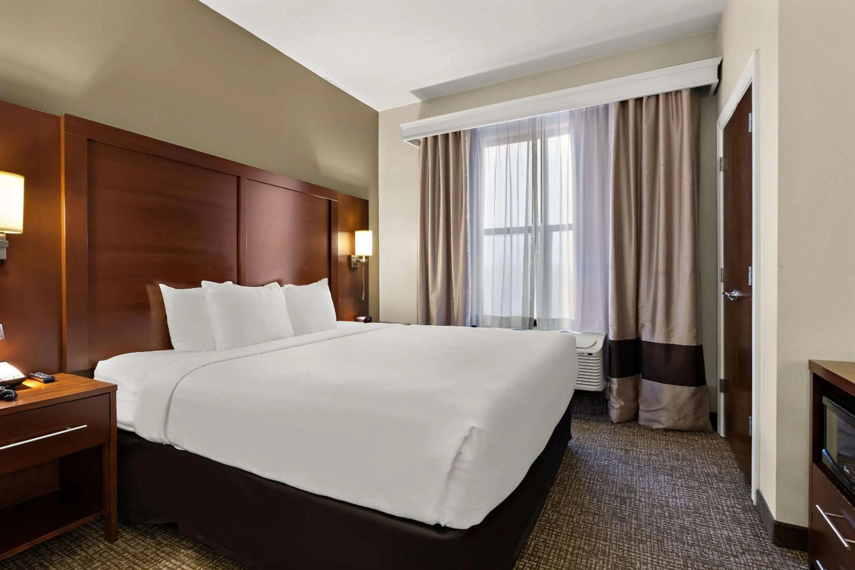 Bedroom in Comfort Suites Nashville near Percy Priest Lake