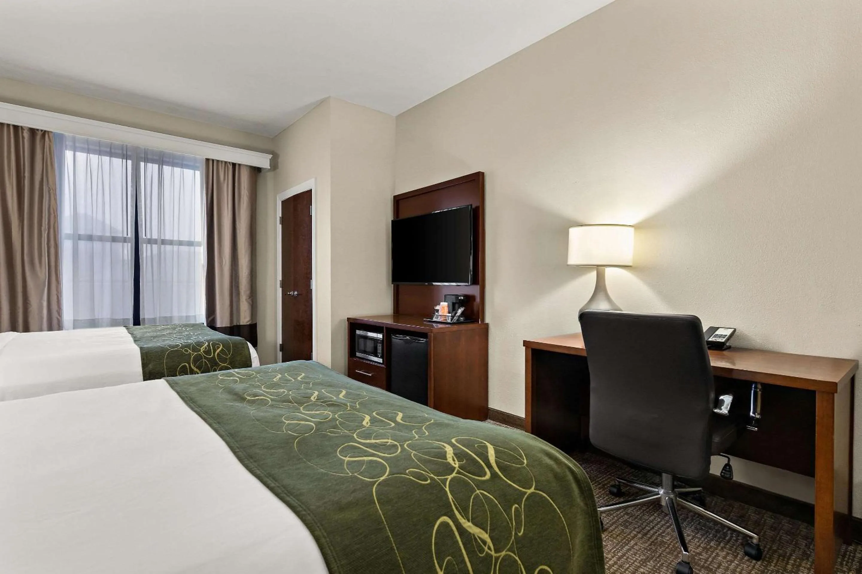 Bedroom in Comfort Suites Nashville near Percy Priest Lake