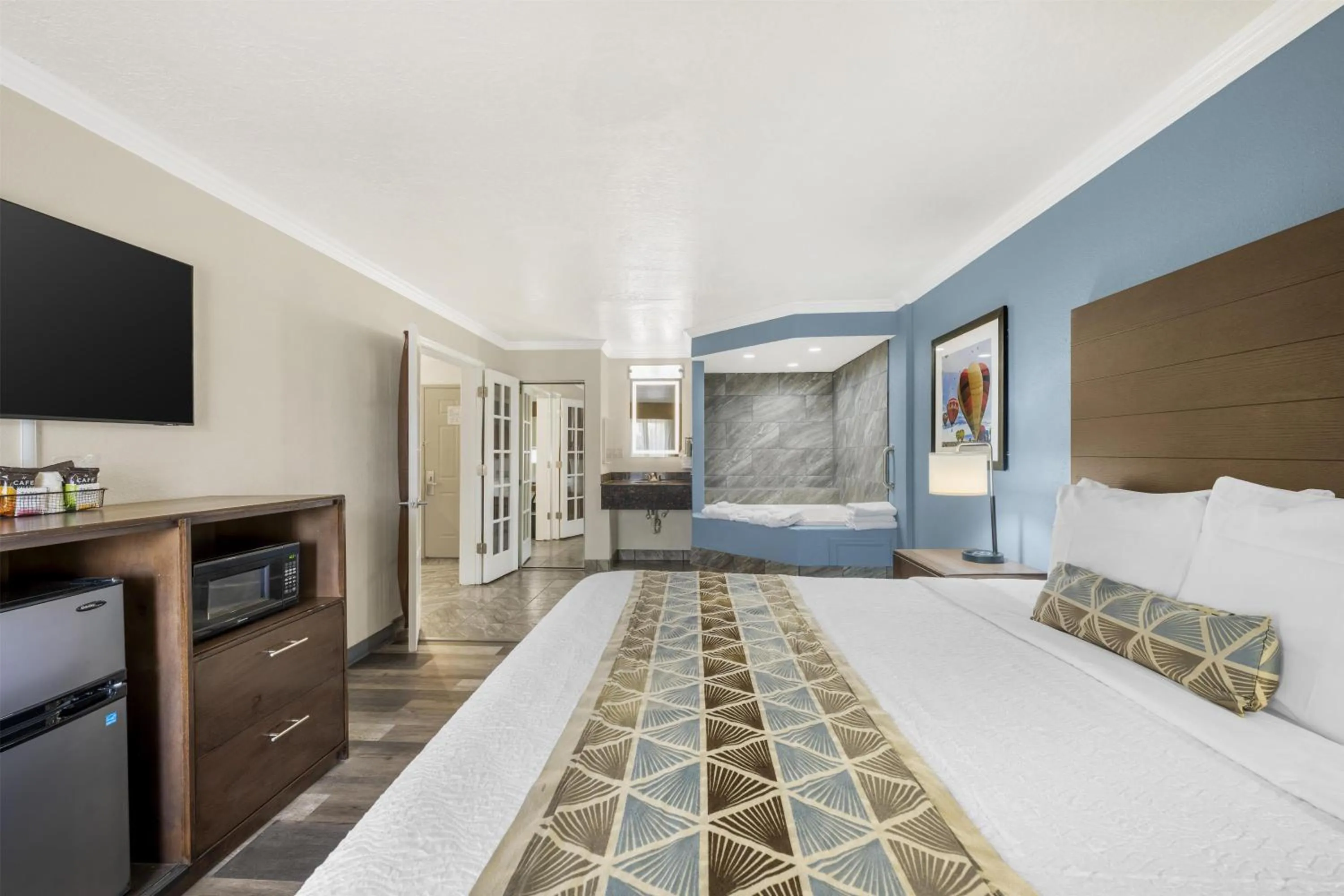 Photo of the whole room, Bed in Best Western Airport Albuquerque InnSuites Hotel & Suites