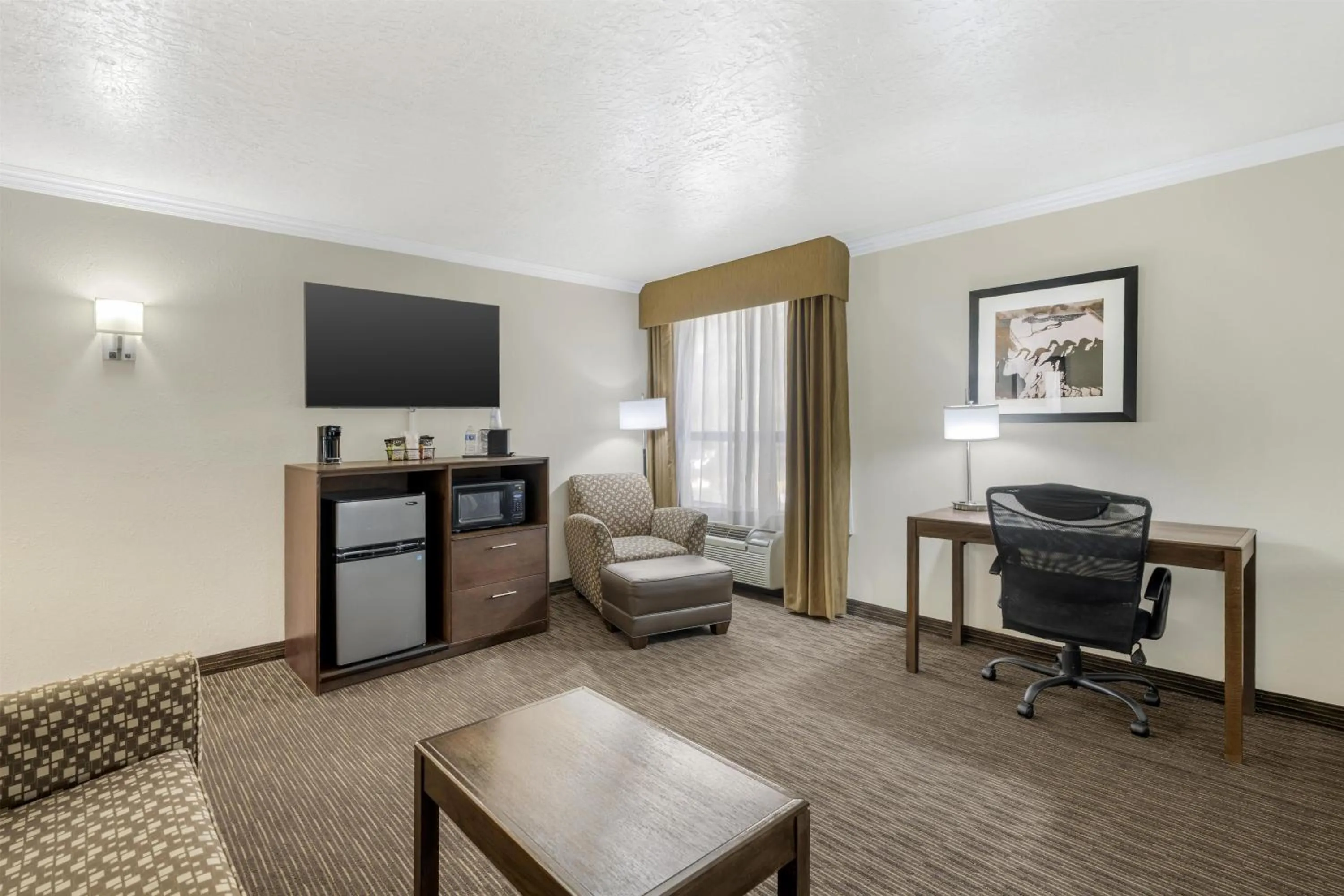 Bedroom in Best Western Airport Albuquerque InnSuites Hotel & Suites