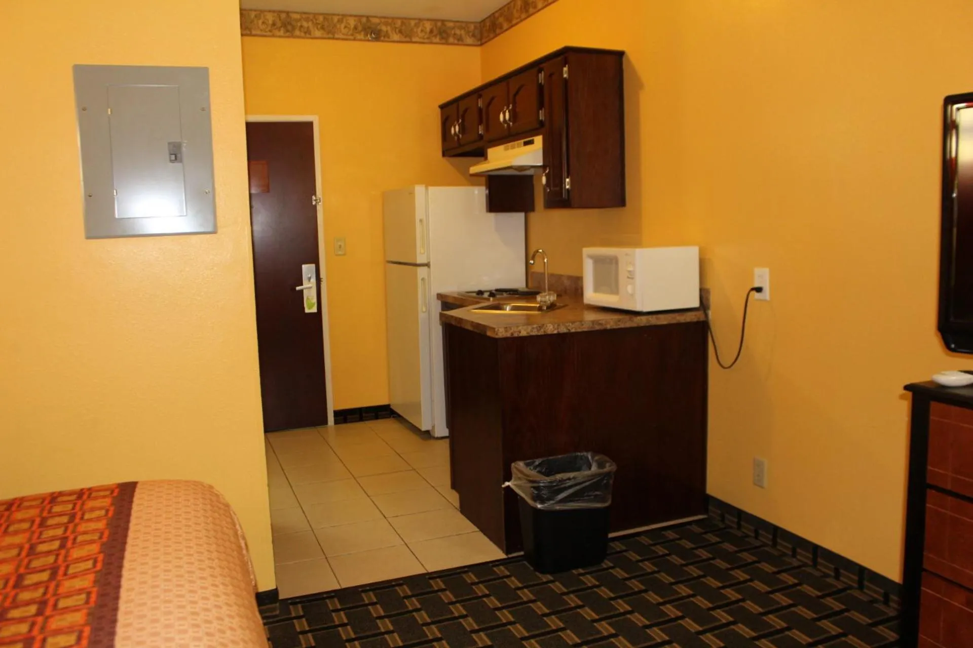 Kitchen or kitchenette in Magnolia Inn and Suites Southaven