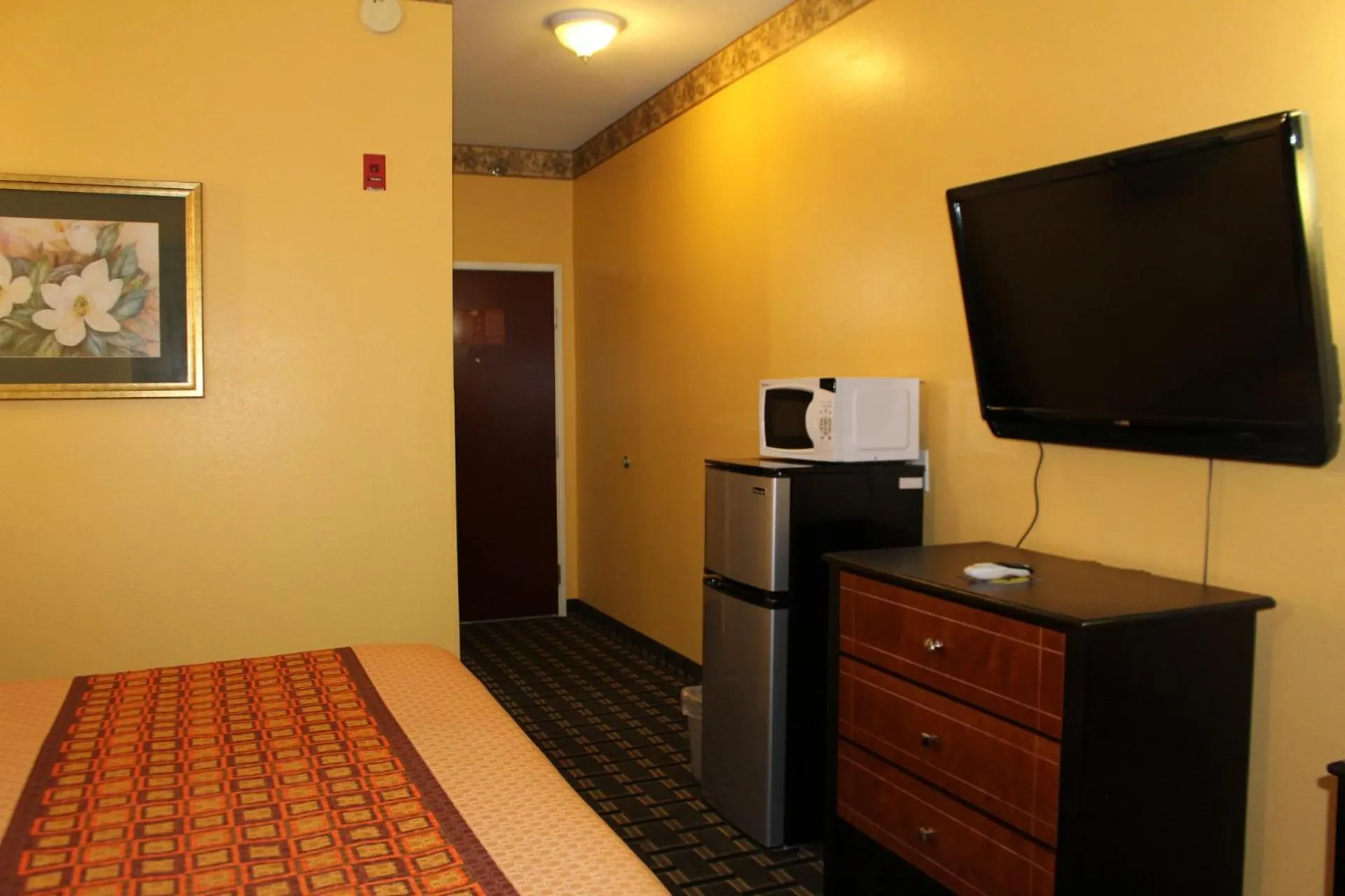 Photo of the whole room, Bed in Magnolia Inn and Suites Southaven