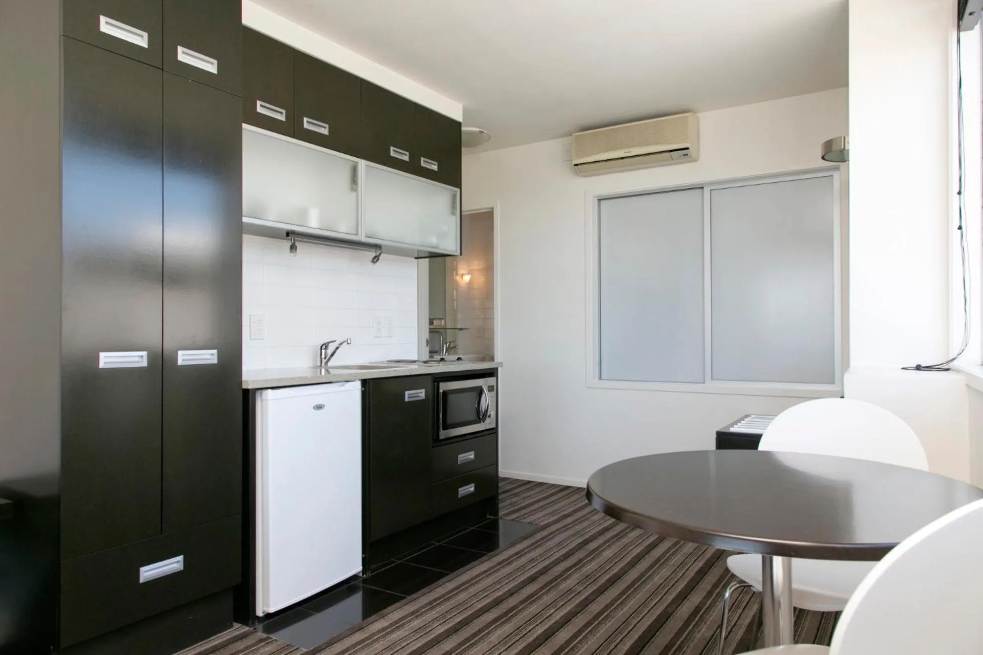 Kitchen or kitchenette in The Reef Resort