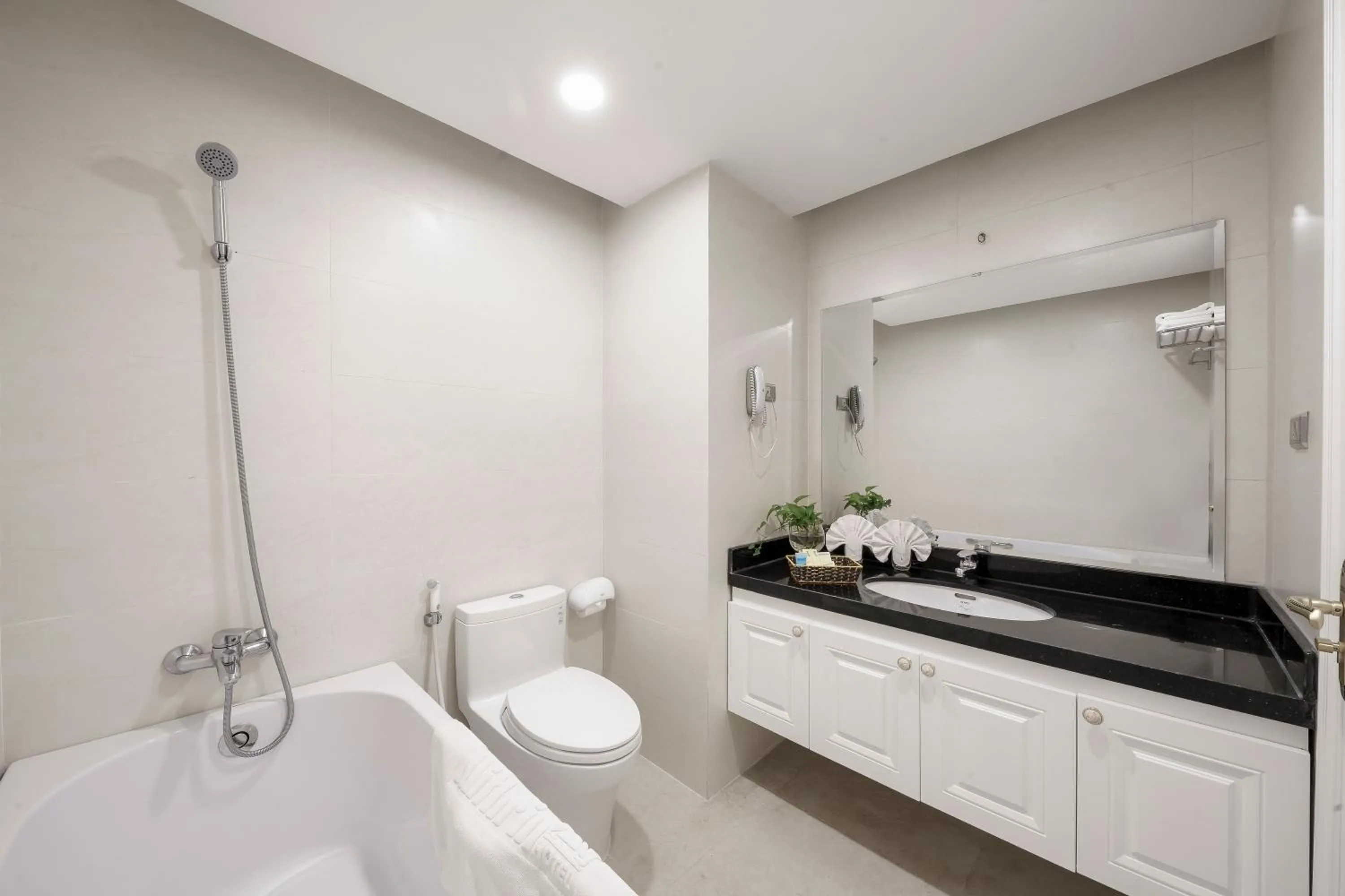 Bathroom in Mithrin Hotel Halong