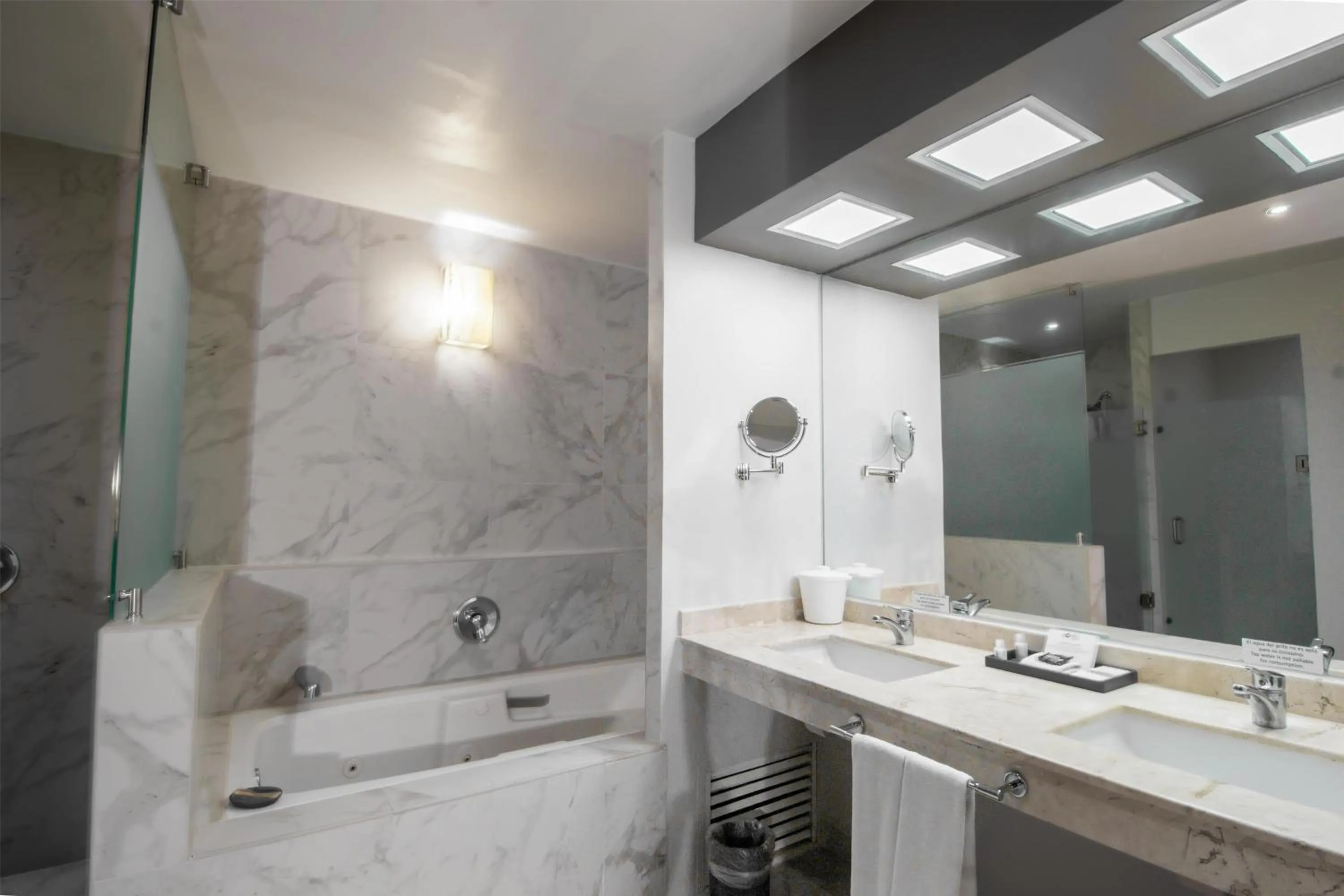 Bathroom in Best Western Plus Santa Cecilia Pachuca