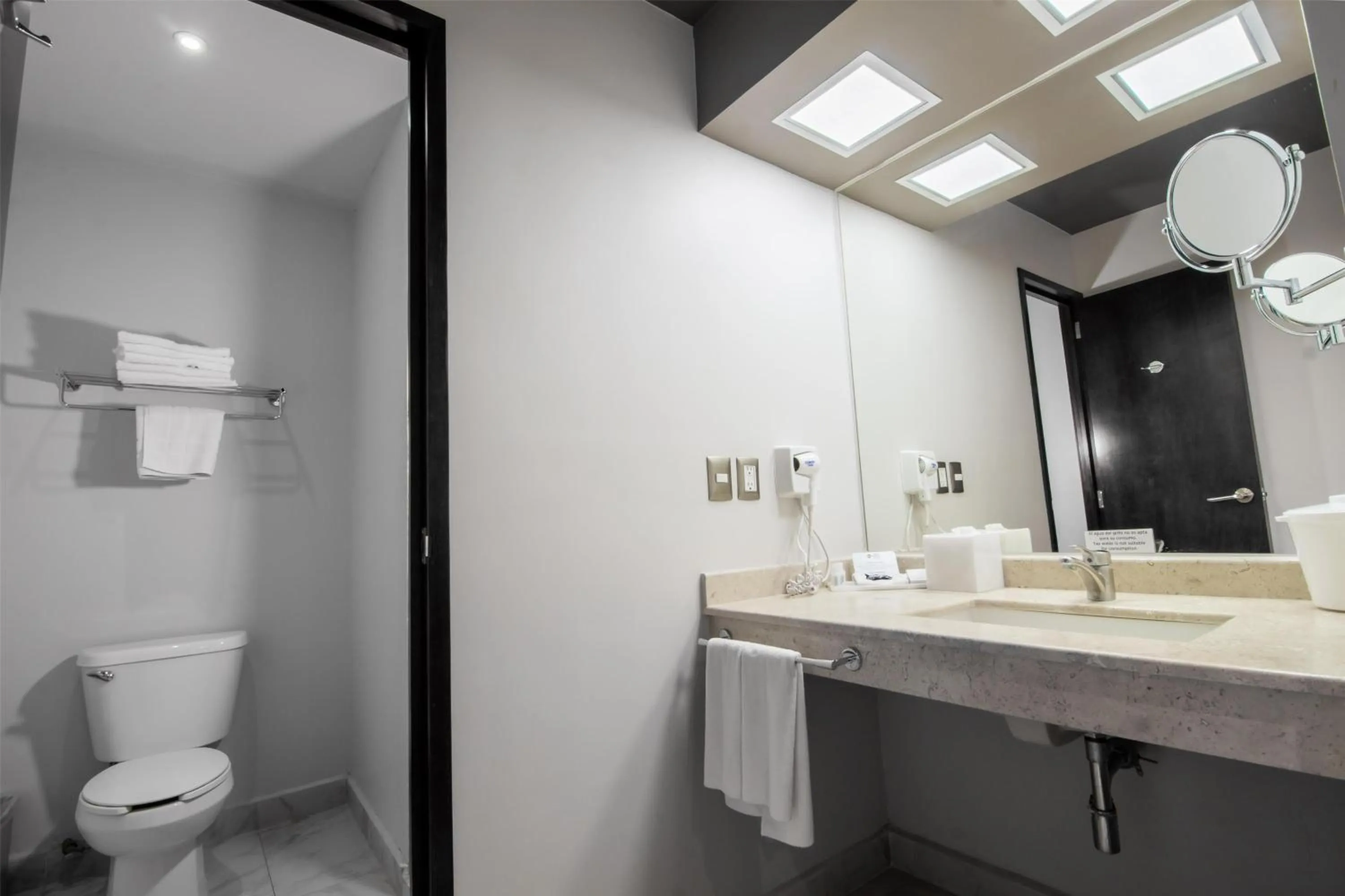 Bathroom in Best Western Plus Santa Cecilia Pachuca