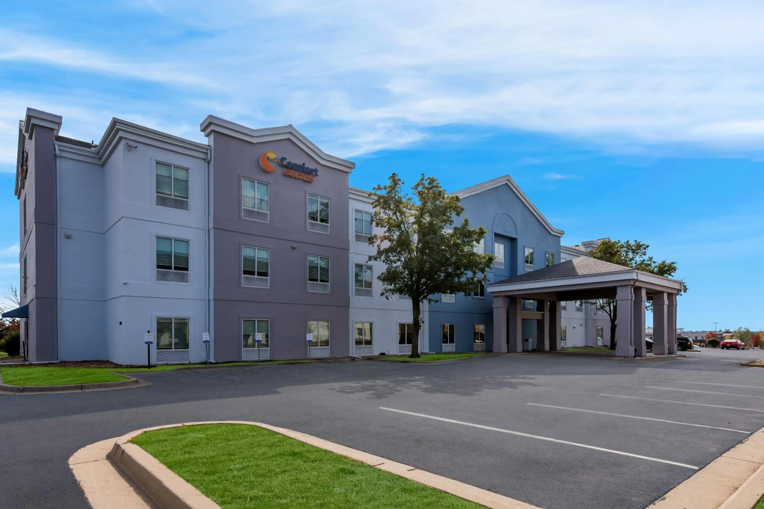 Property building in Comfort Suites Kansas City-Liberty