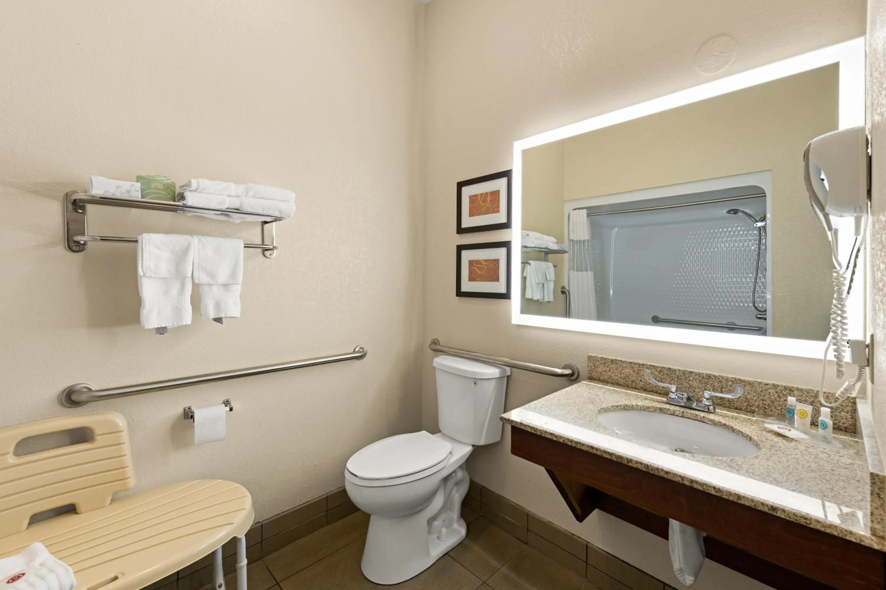Bathroom in Comfort Suites Kansas City-Liberty