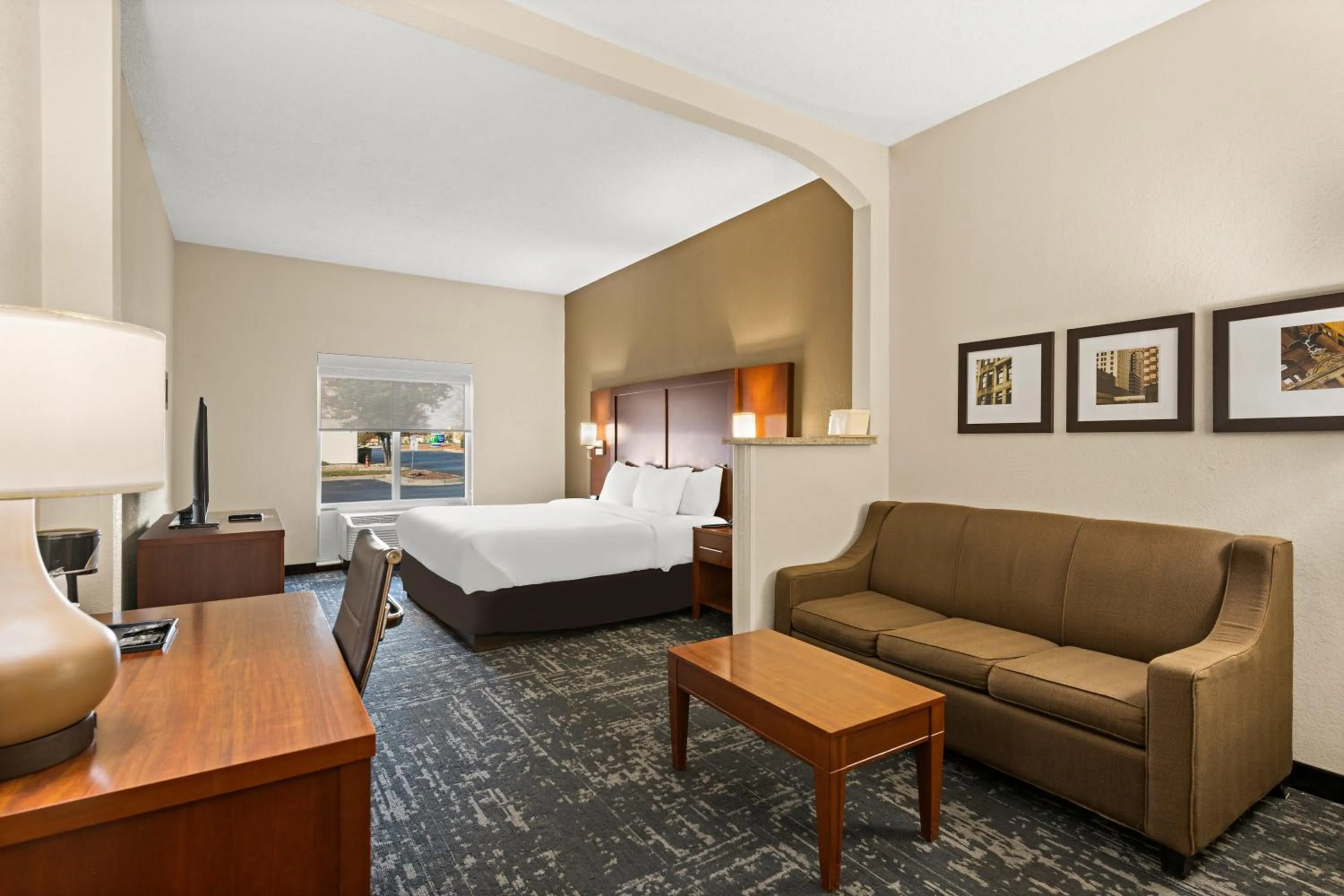 Coffee/tea facilities, Bed in Comfort Suites Kansas City-Liberty