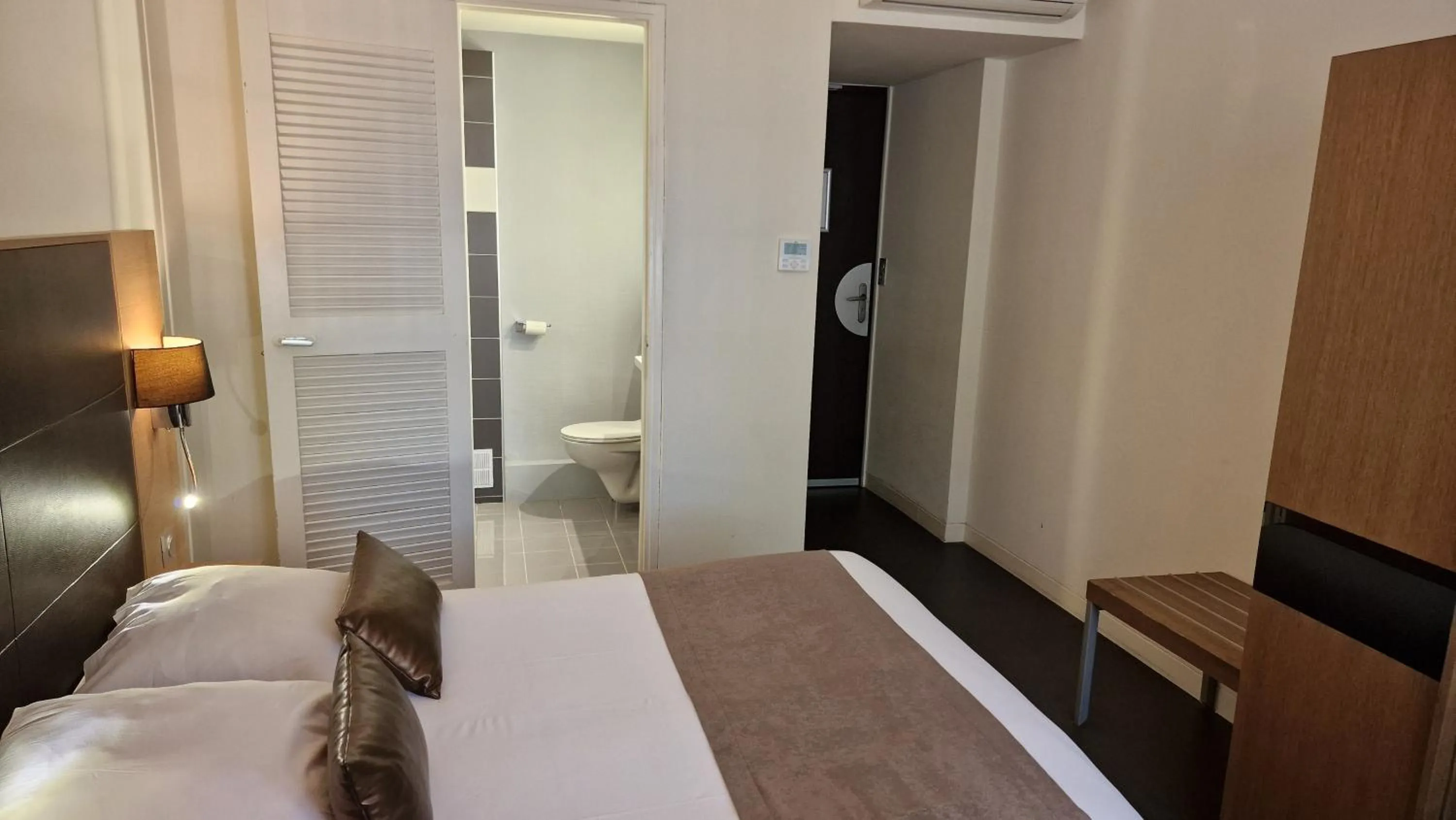 Photo of the whole room, Bed in Hotel Restaurant du Centre et du Lauragais