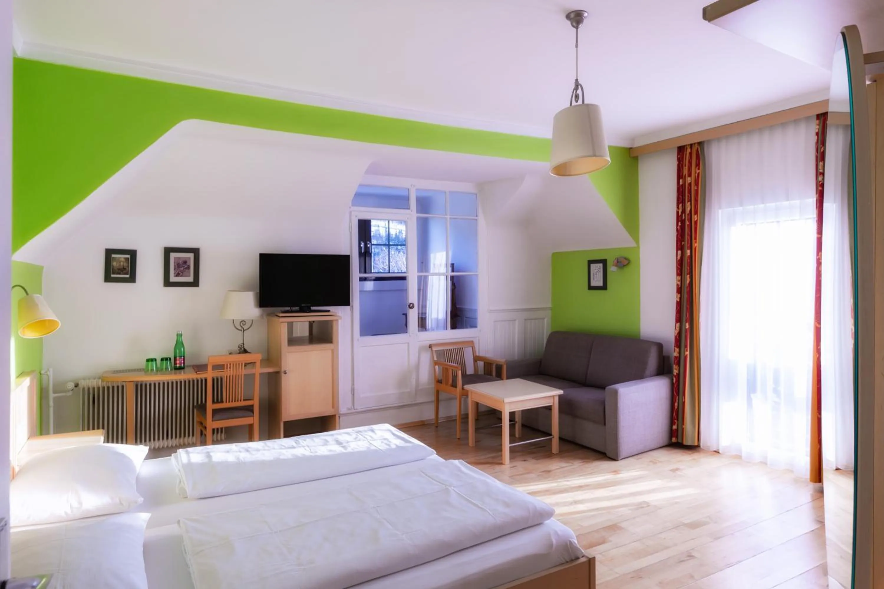 Photo of the whole room, Bed in Belvedere