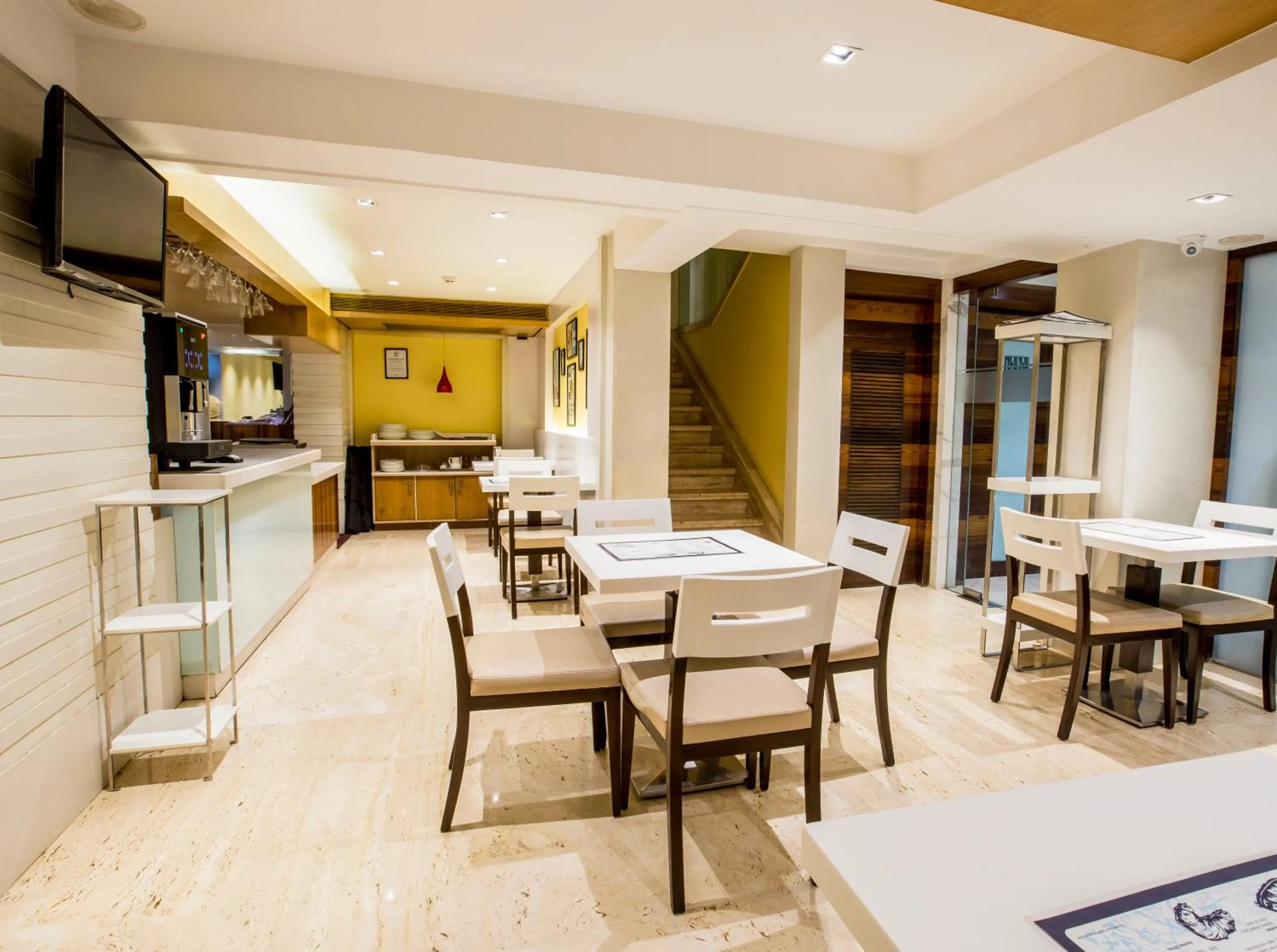 Restaurant/places to eat in Hotel Bawa Continental