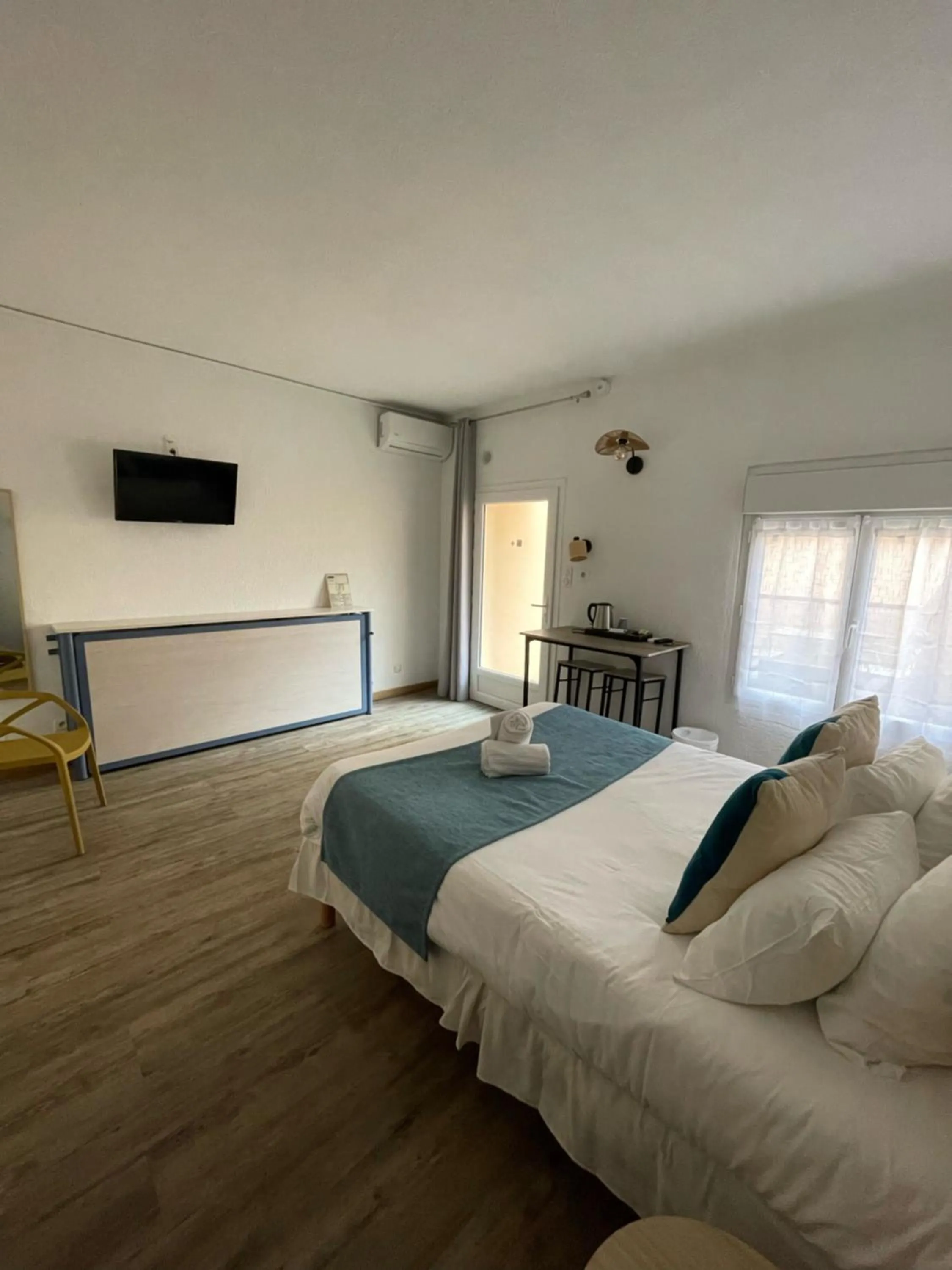 Bed in Hotel Saint Georges, Face à la mer