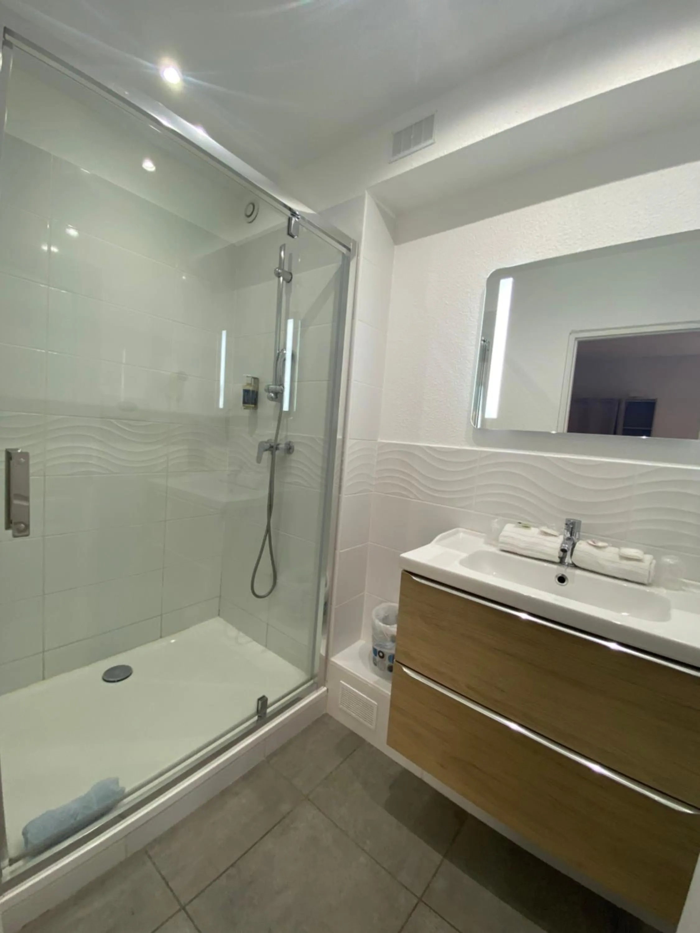 Bathroom in Hotel Saint Georges, Face à la mer