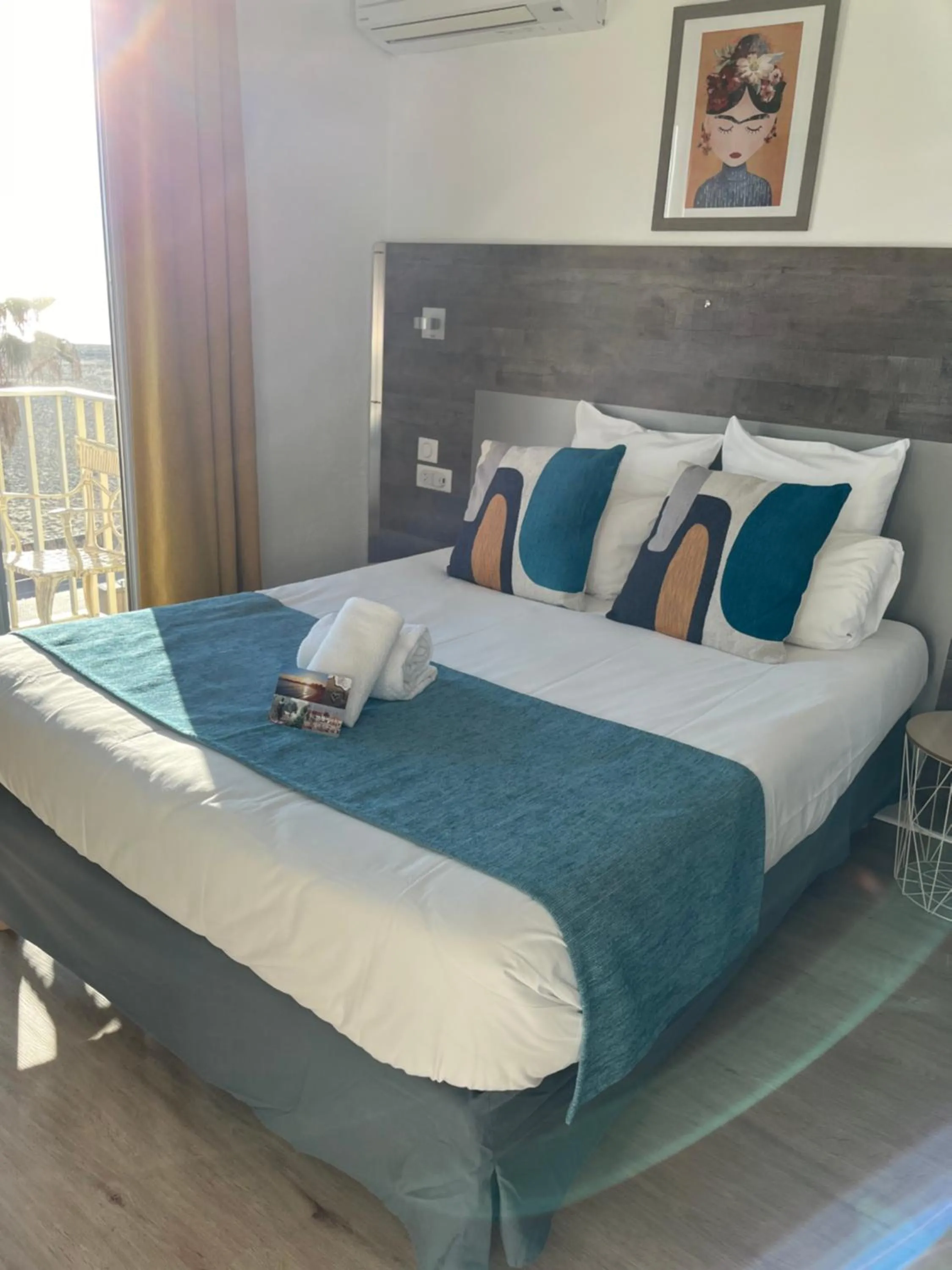 Bed in Hotel Saint Georges, Face à la mer