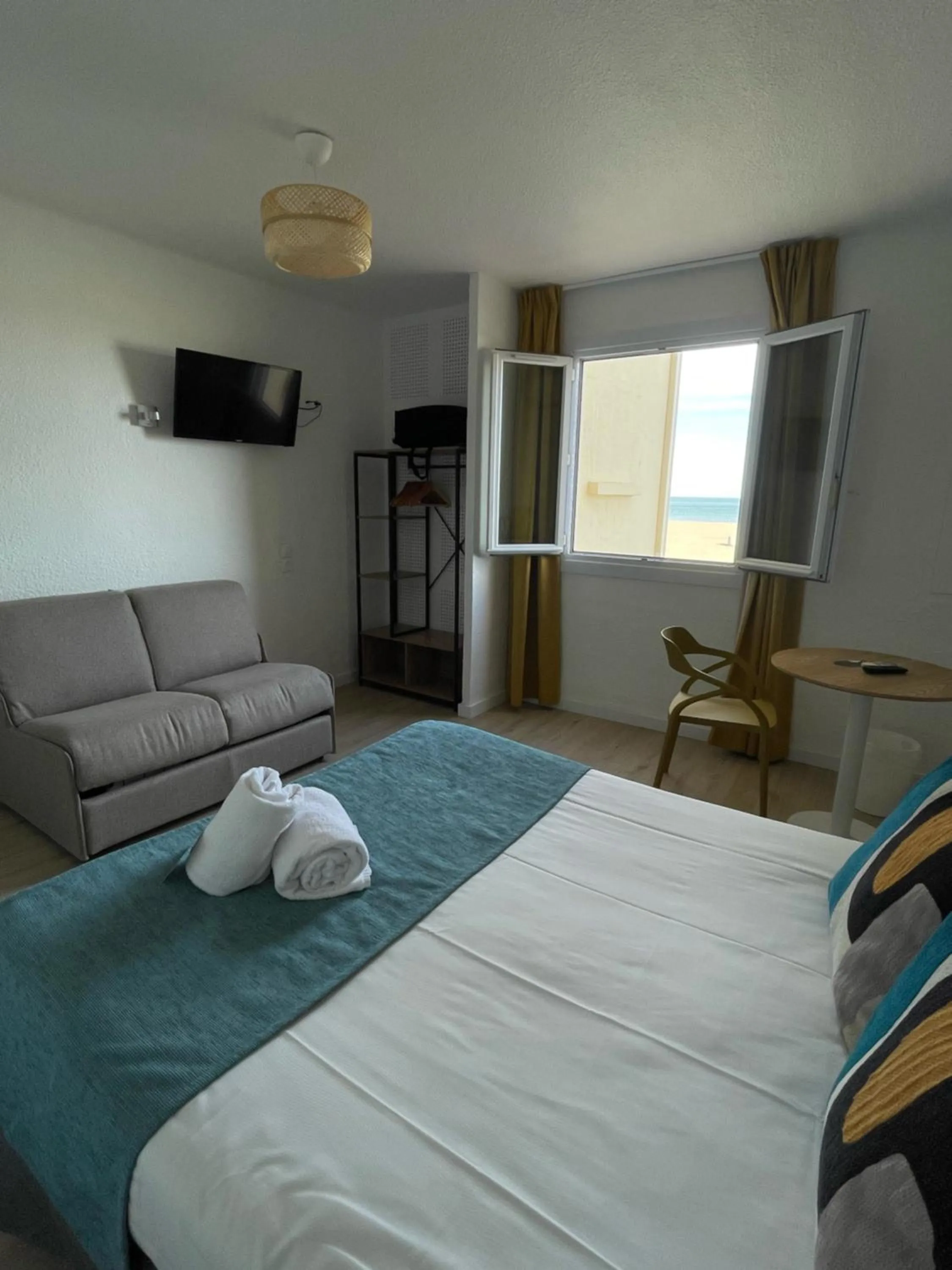 Bed in Hotel Saint Georges, Face à la mer