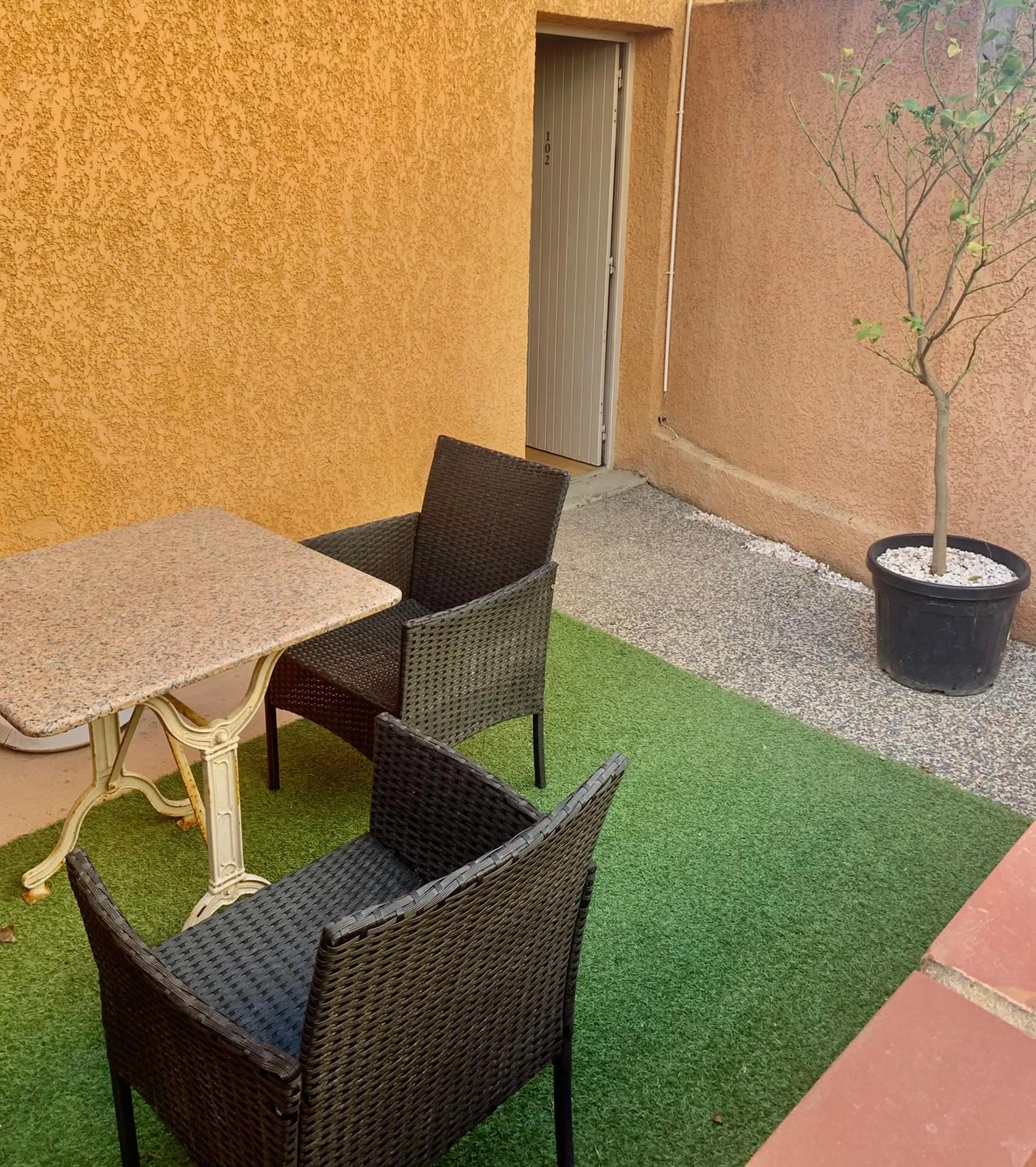 Patio in Hotel Saint Georges, Face à la mer