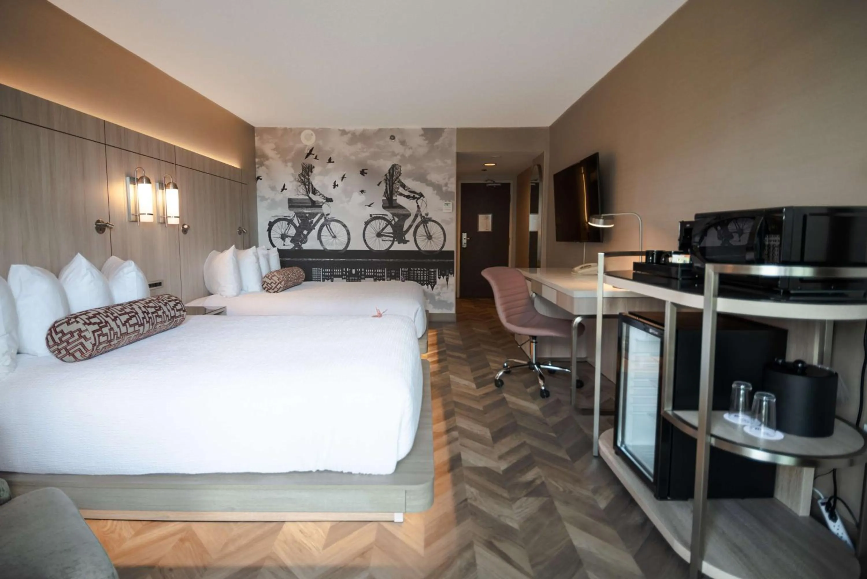 Bedroom, Bed in Coast Victoria Hotel & Marina by APA