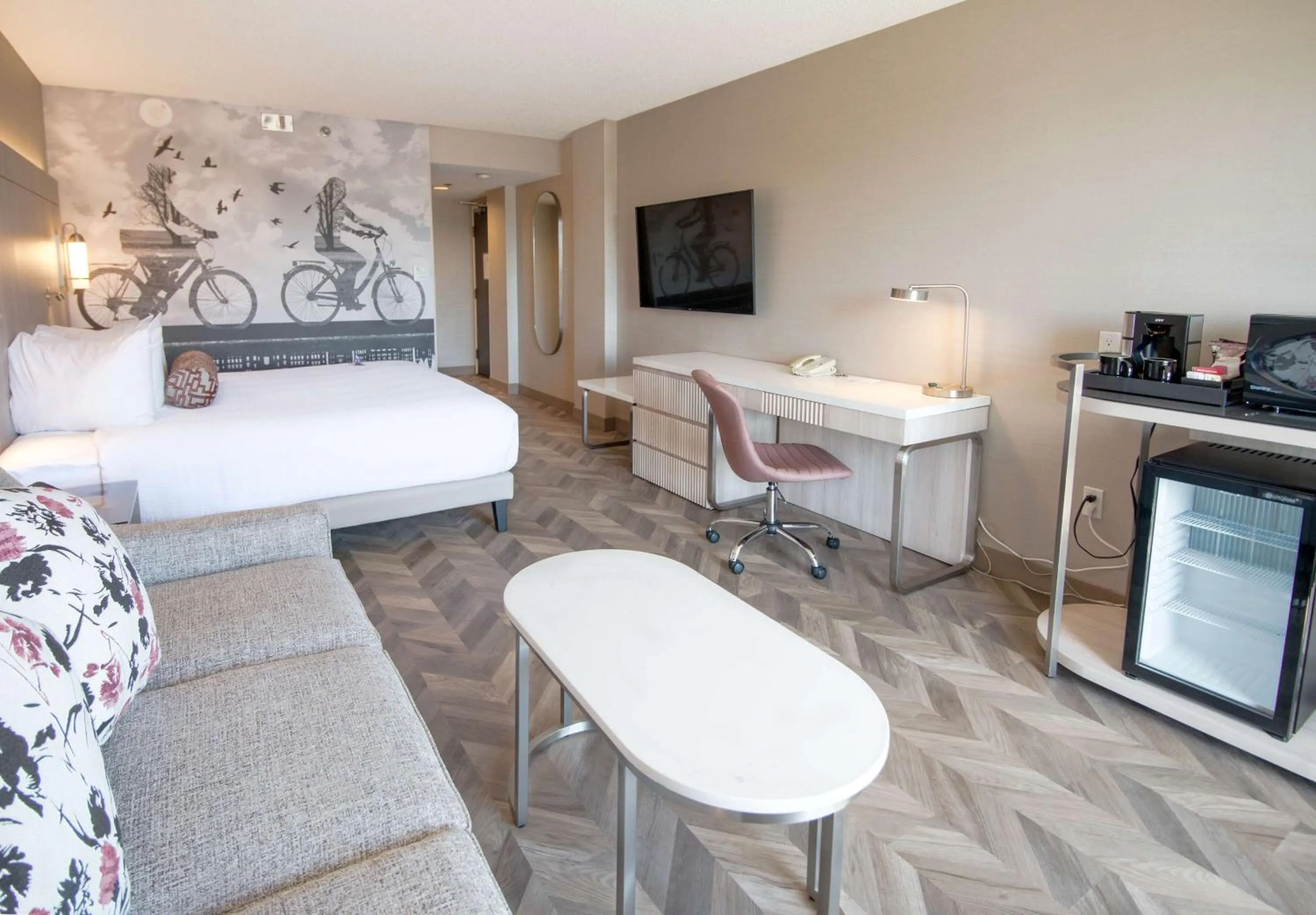 Bedroom, Bed in Coast Victoria Hotel & Marina by APA