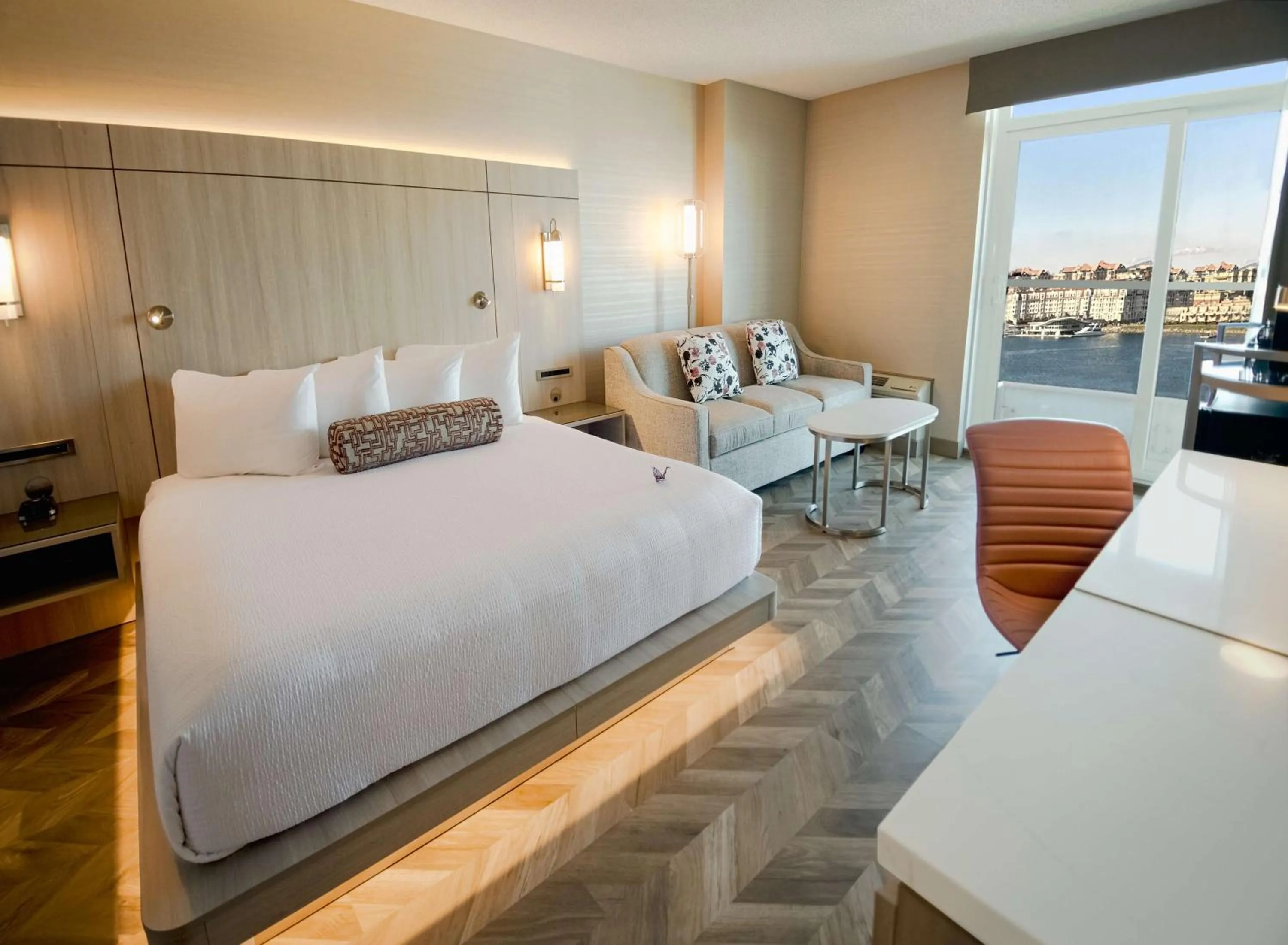 Bedroom, Bed in Coast Victoria Hotel & Marina by APA