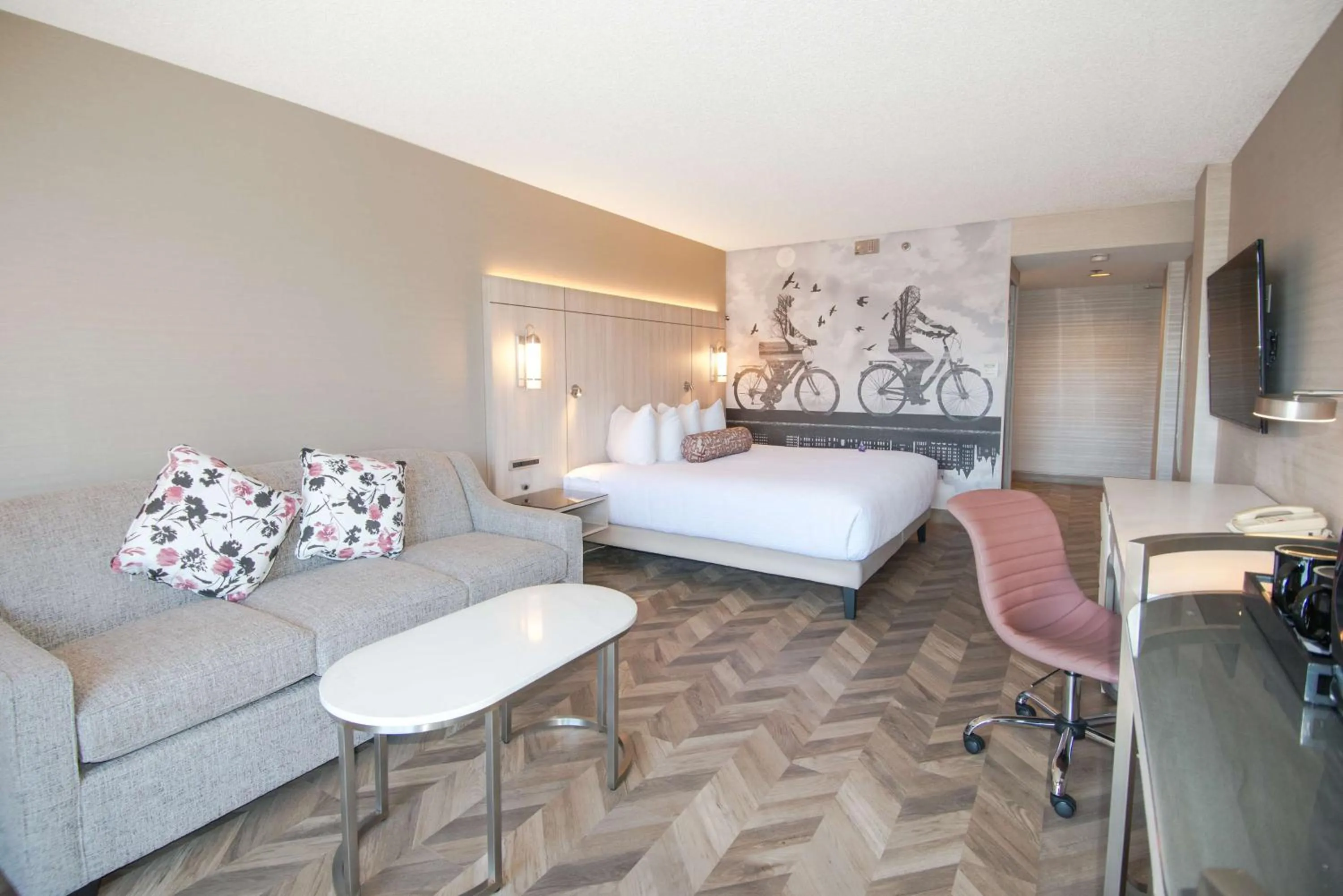 Bedroom, Bed in Coast Victoria Hotel & Marina by APA