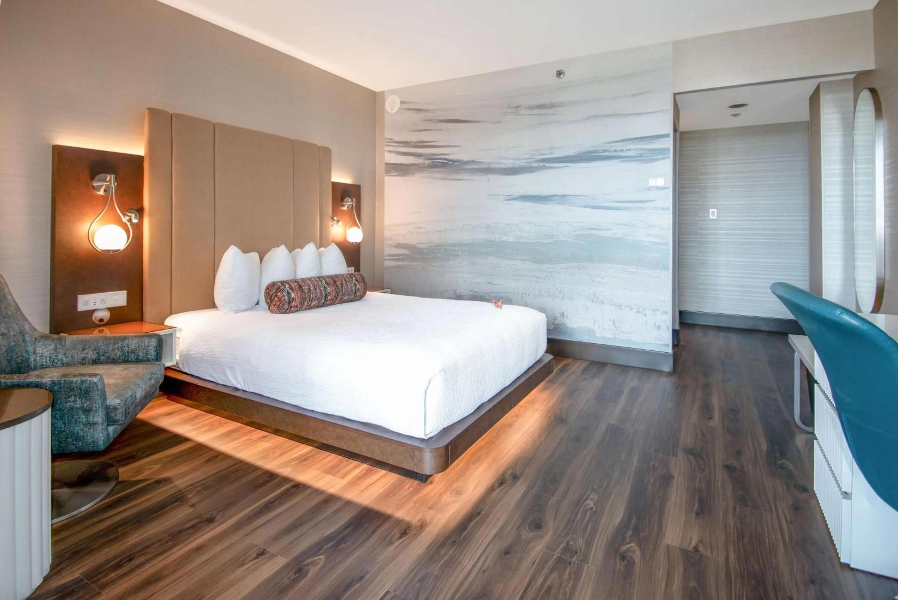 Bedroom, Bed in Coast Victoria Hotel & Marina by APA