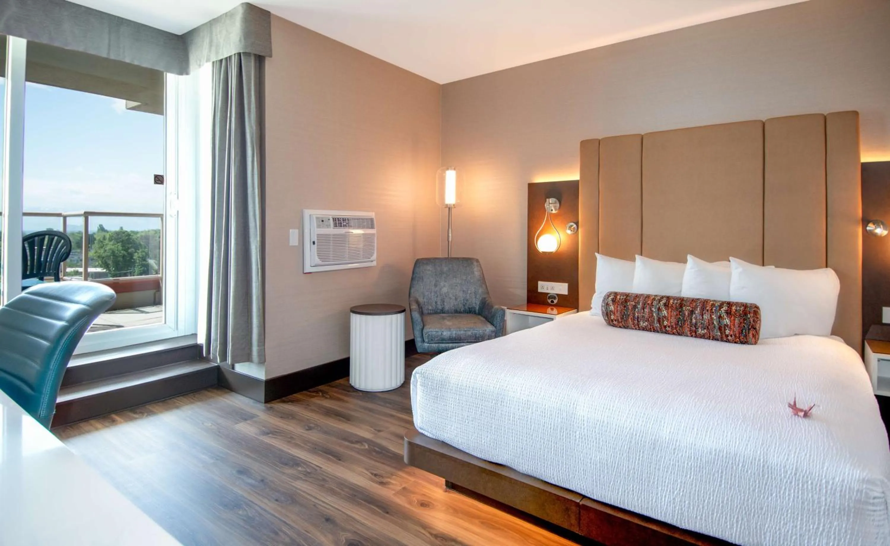 Bedroom, Bed in Coast Victoria Hotel & Marina by APA