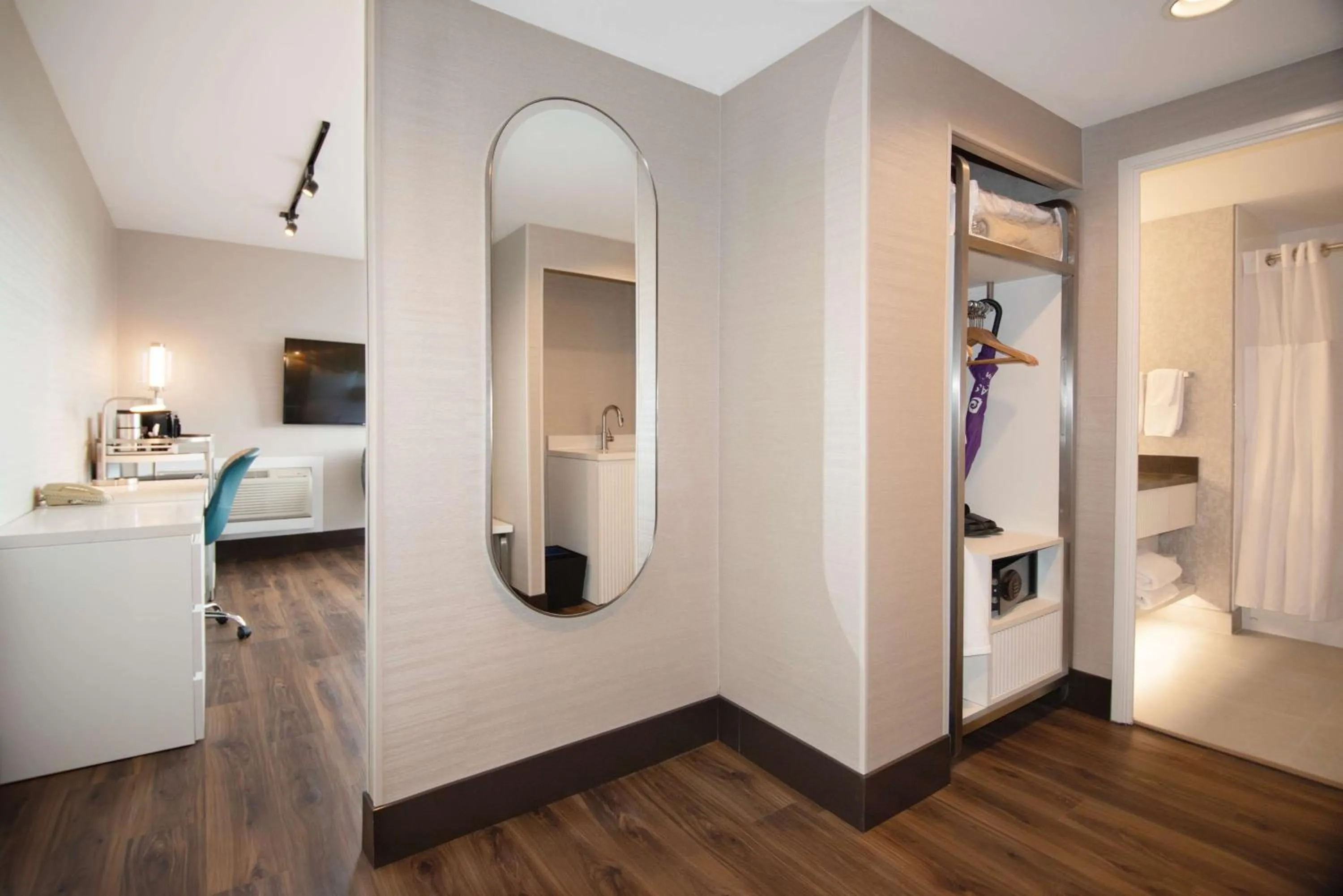 Bedroom, Bed in Coast Victoria Hotel & Marina by APA