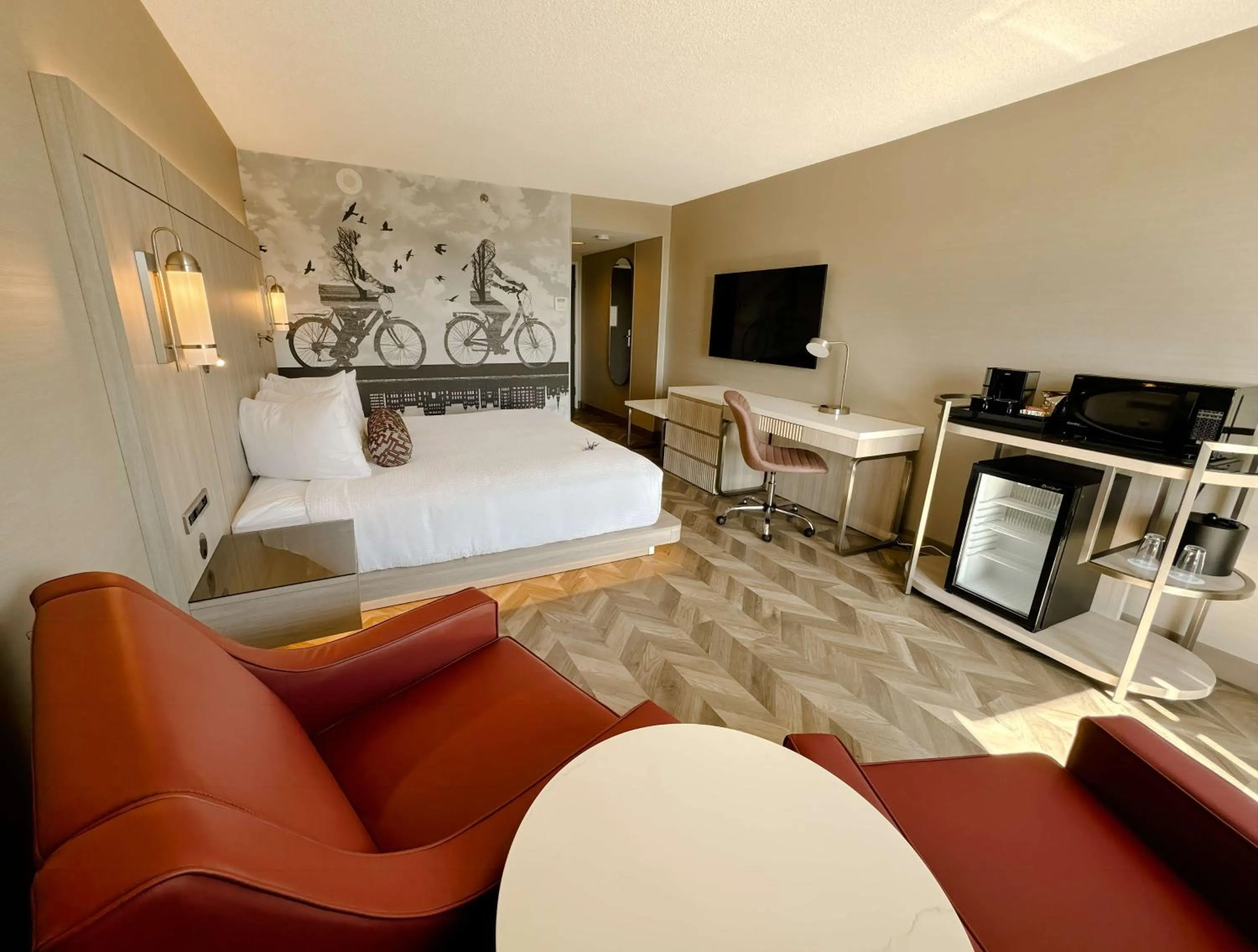 Bedroom, Bed in Coast Victoria Hotel & Marina by APA