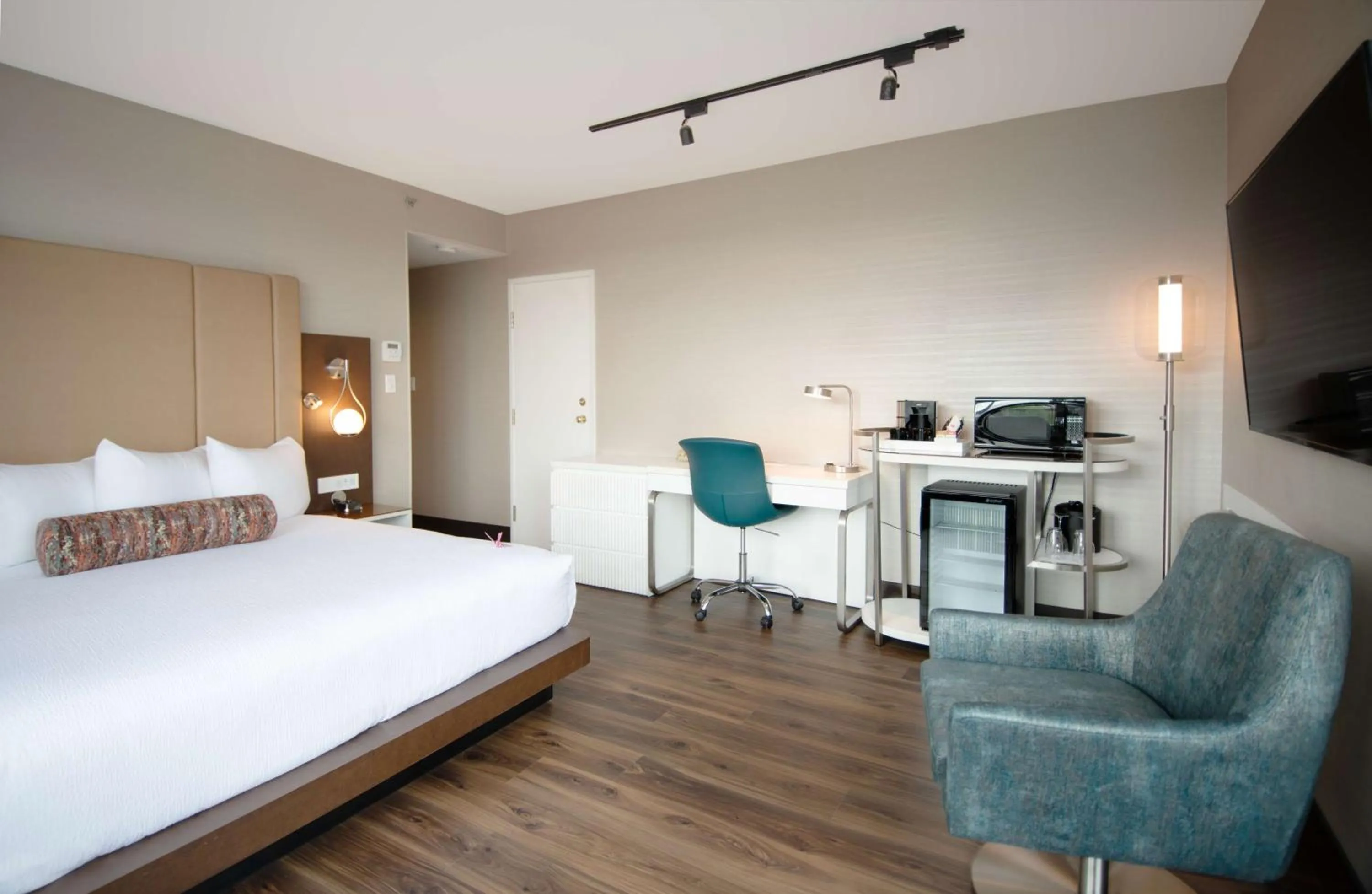 Bedroom, Bed in Coast Victoria Hotel & Marina by APA