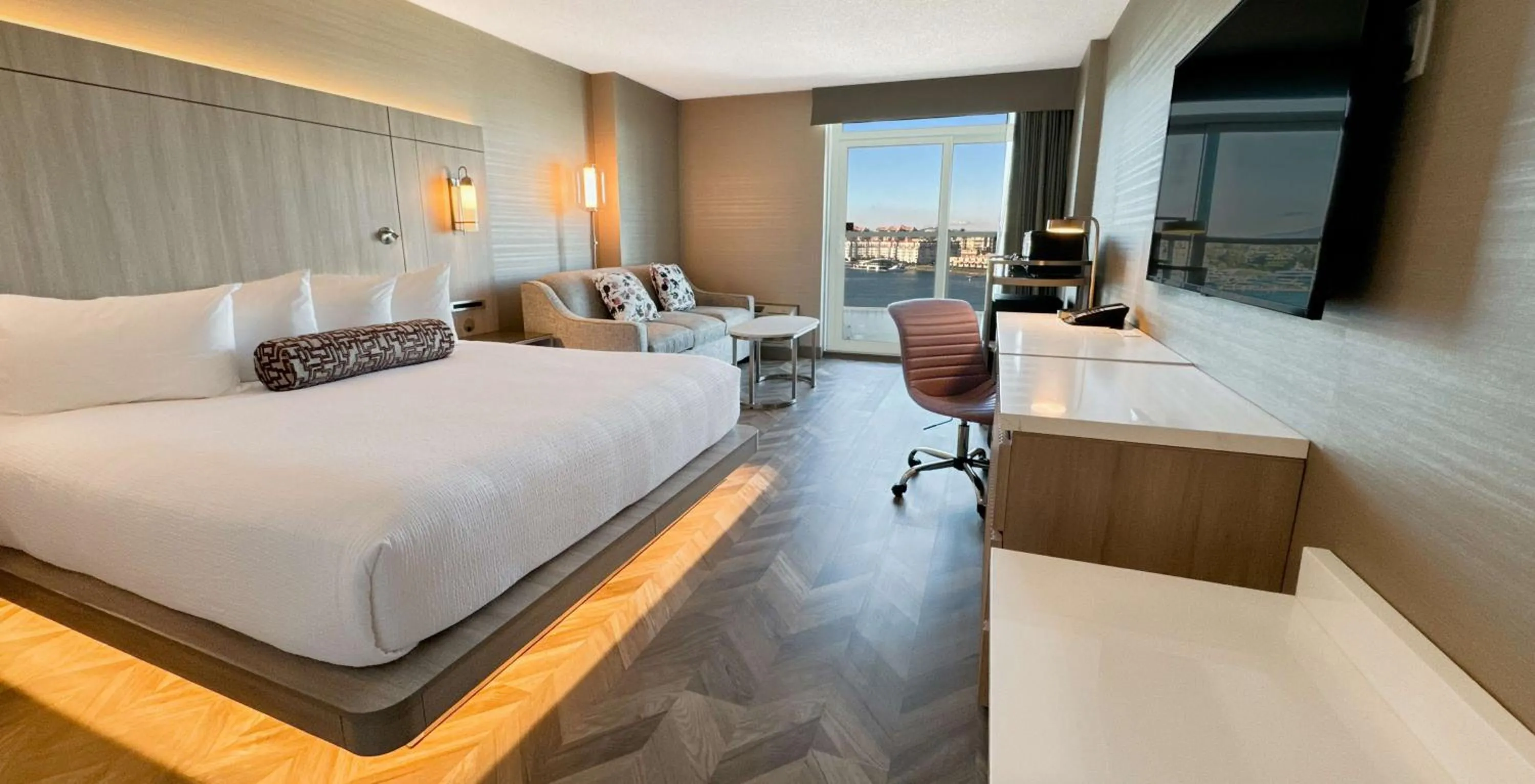 Bedroom, Bed in Coast Victoria Hotel & Marina by APA