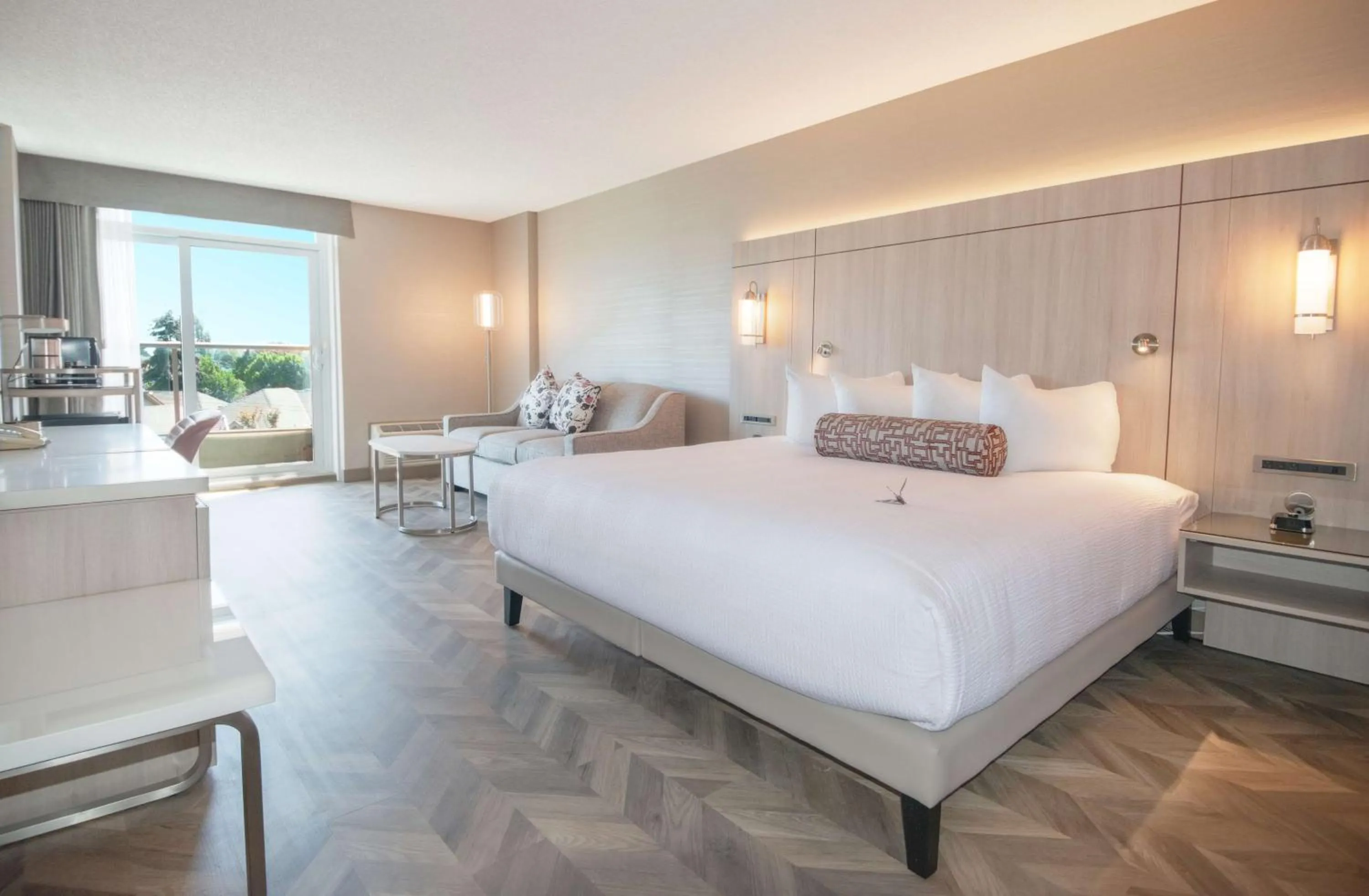 Bedroom, Bed in Coast Victoria Hotel & Marina by APA