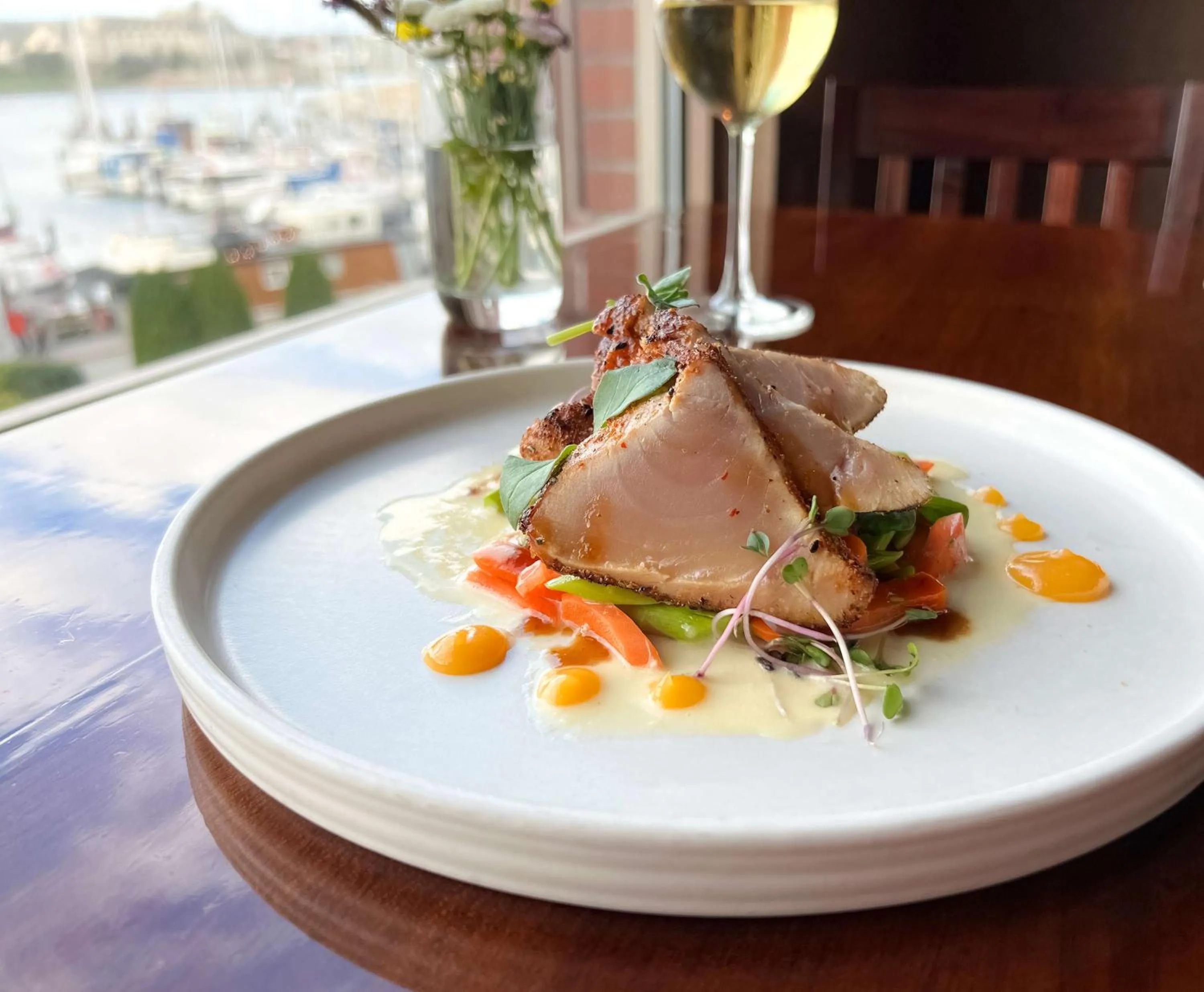 Restaurant/places to eat in Coast Victoria Hotel & Marina by APA