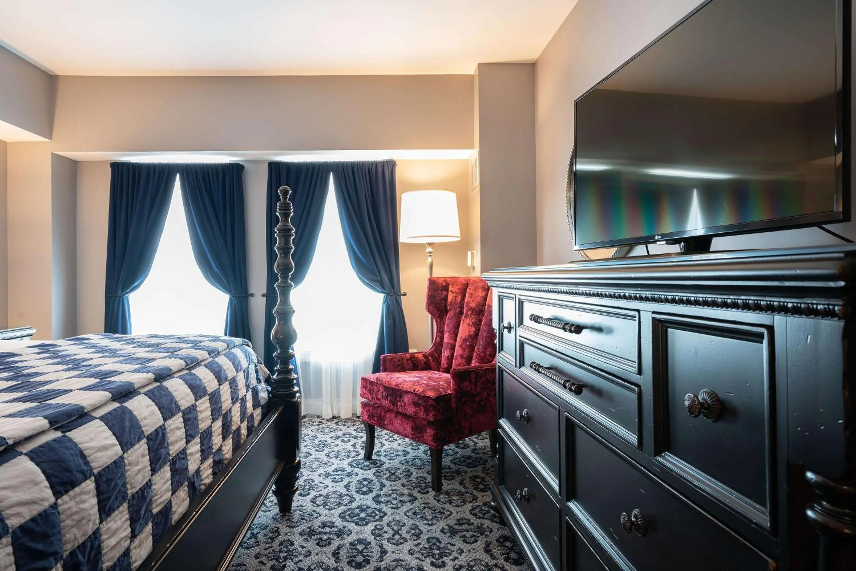 Bedroom, Bed in The Kendall Hotel at the Engine 7 Firehouse