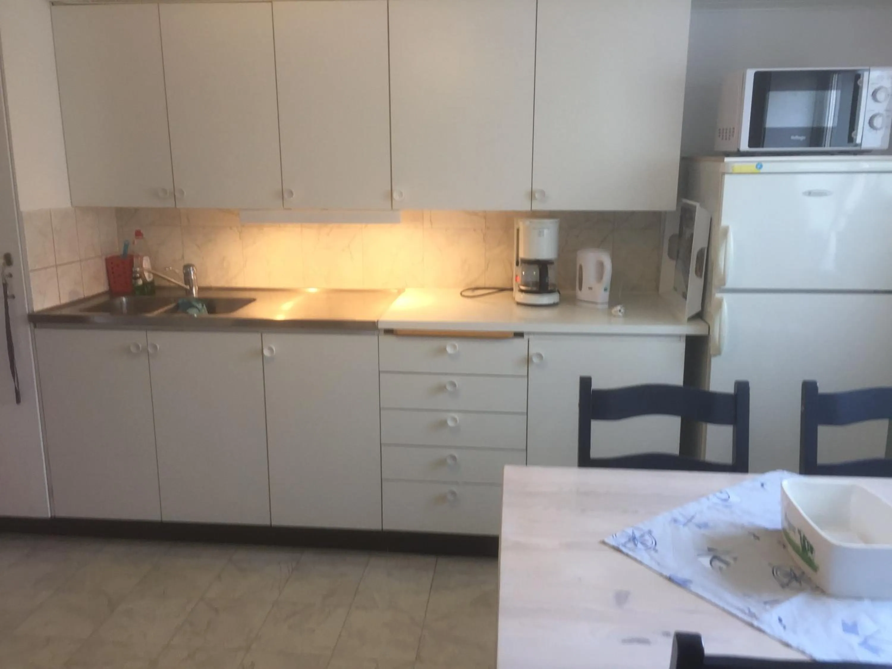 Communal kitchen in Kungshamns Vandrarhem