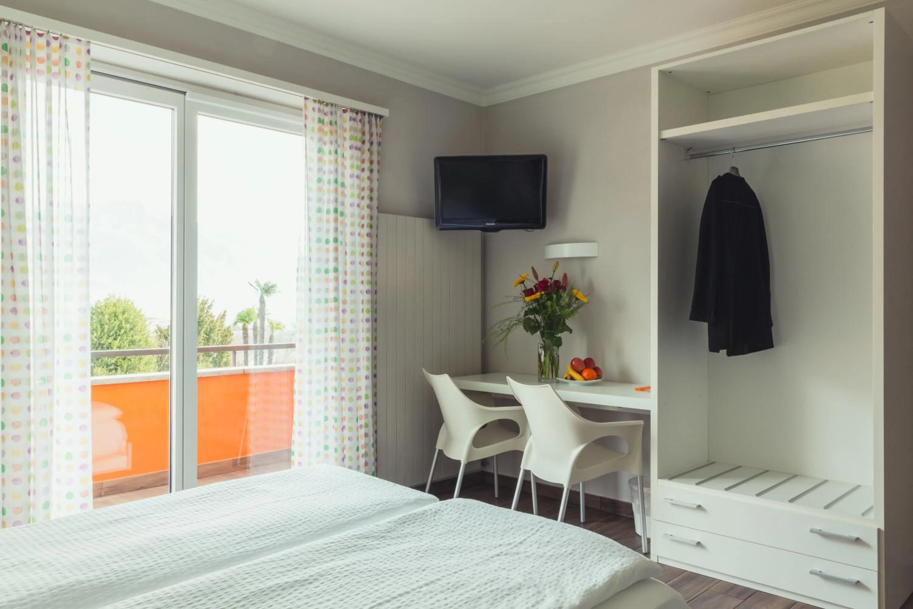 Seating area, Bed in B&B Toblerina