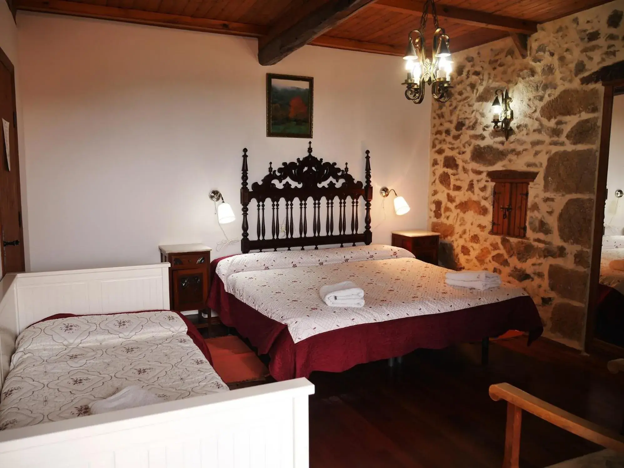 Triple Room in Casa dos Muros turismo rural y actividades en la Ribeira Sacra Triple Room in Casa dos Muros turismo rural y actividades en la Ribeira Sacra