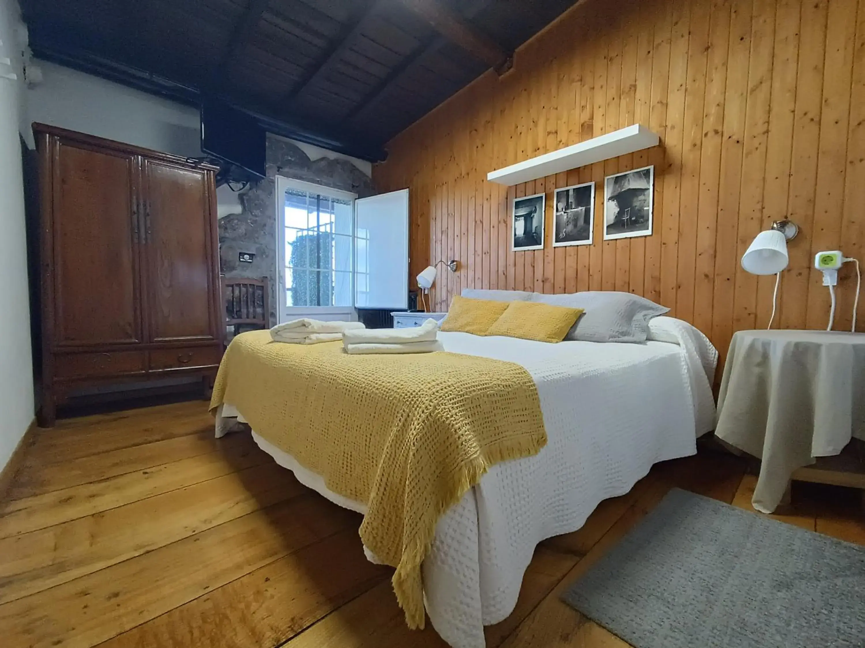Double Room with Balcony in Casa dos Muros turismo rural y actividades en la Ribeira Sacra Double Room with Balcony in Casa dos Muros turismo rural y actividades en la Ribeira Sacra