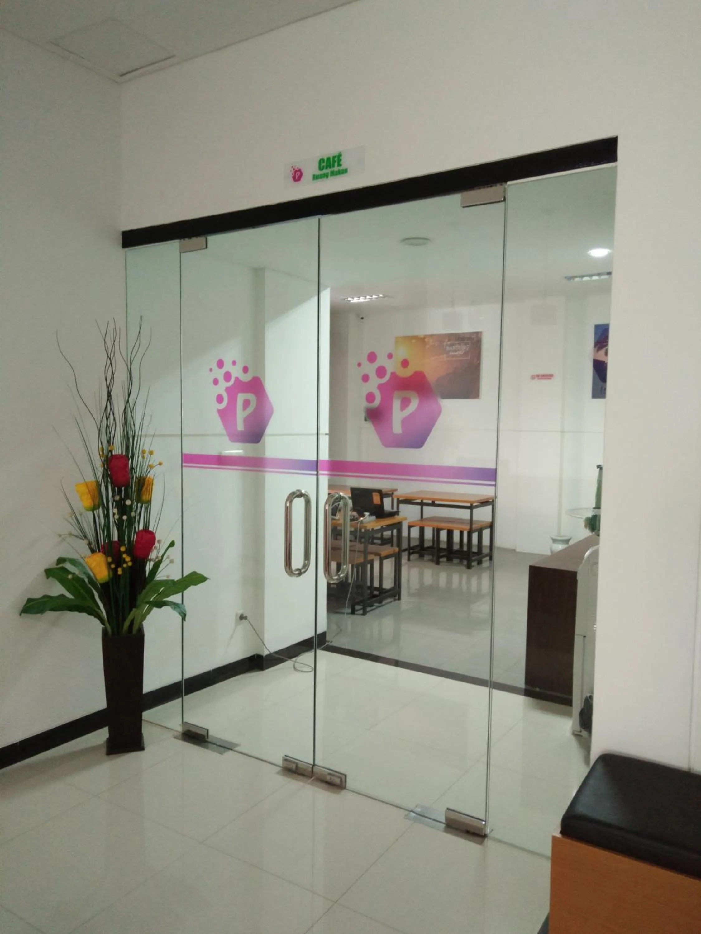 Dining area in PETA HOSTEL Bandung