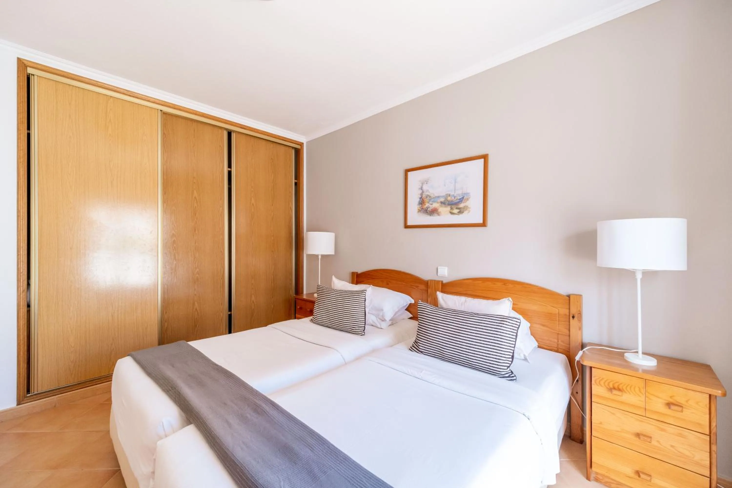 Bedroom, Bed in Oasis Beach Apartments