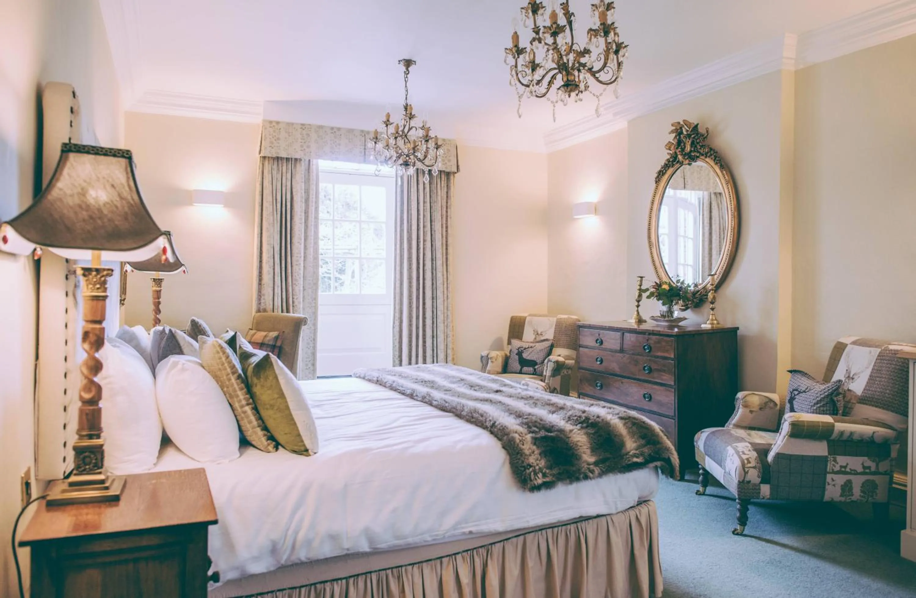 Bedroom, Bed in Luttrell Arms