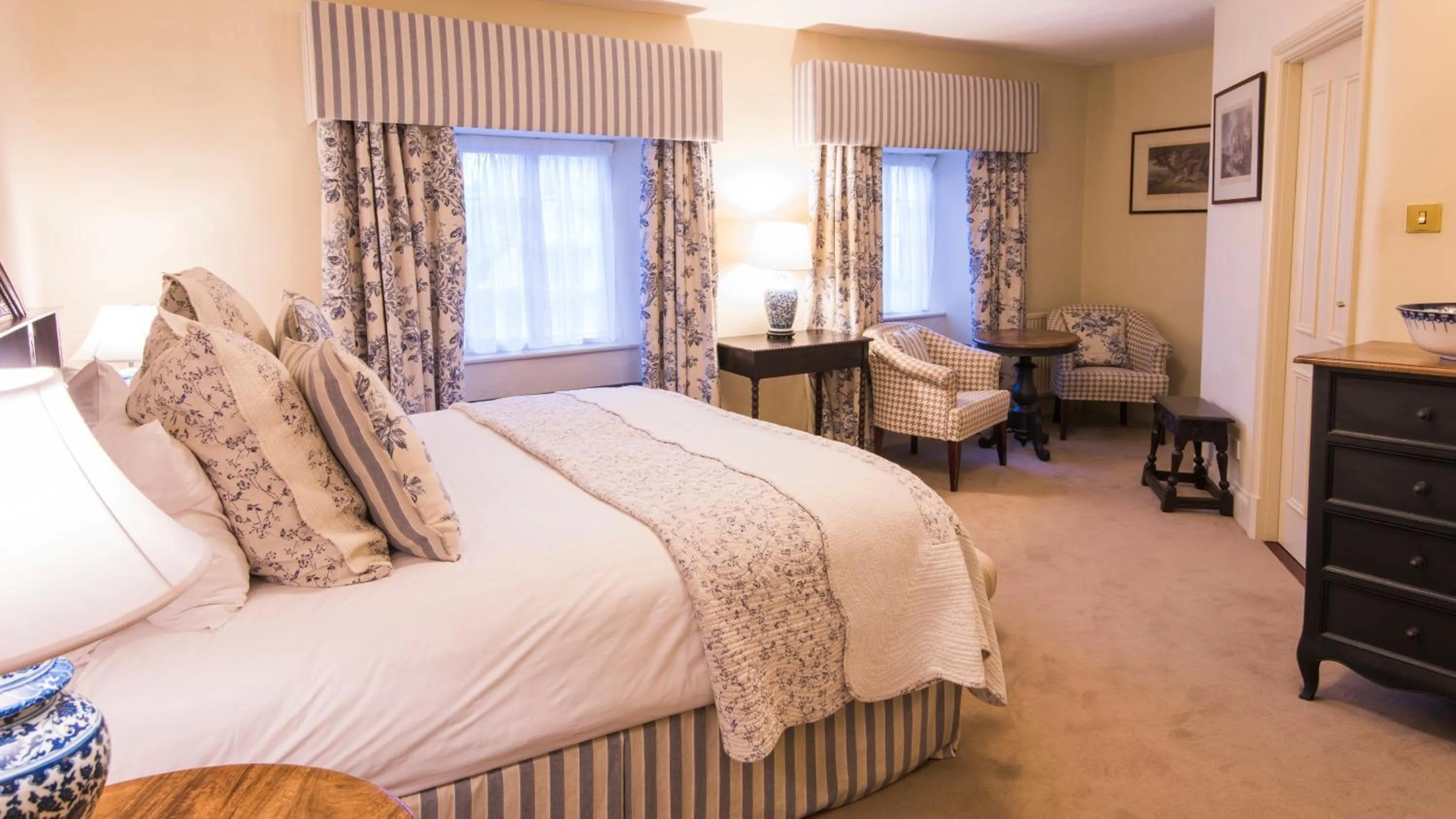 Photo of the whole room, Bed in Luttrell Arms