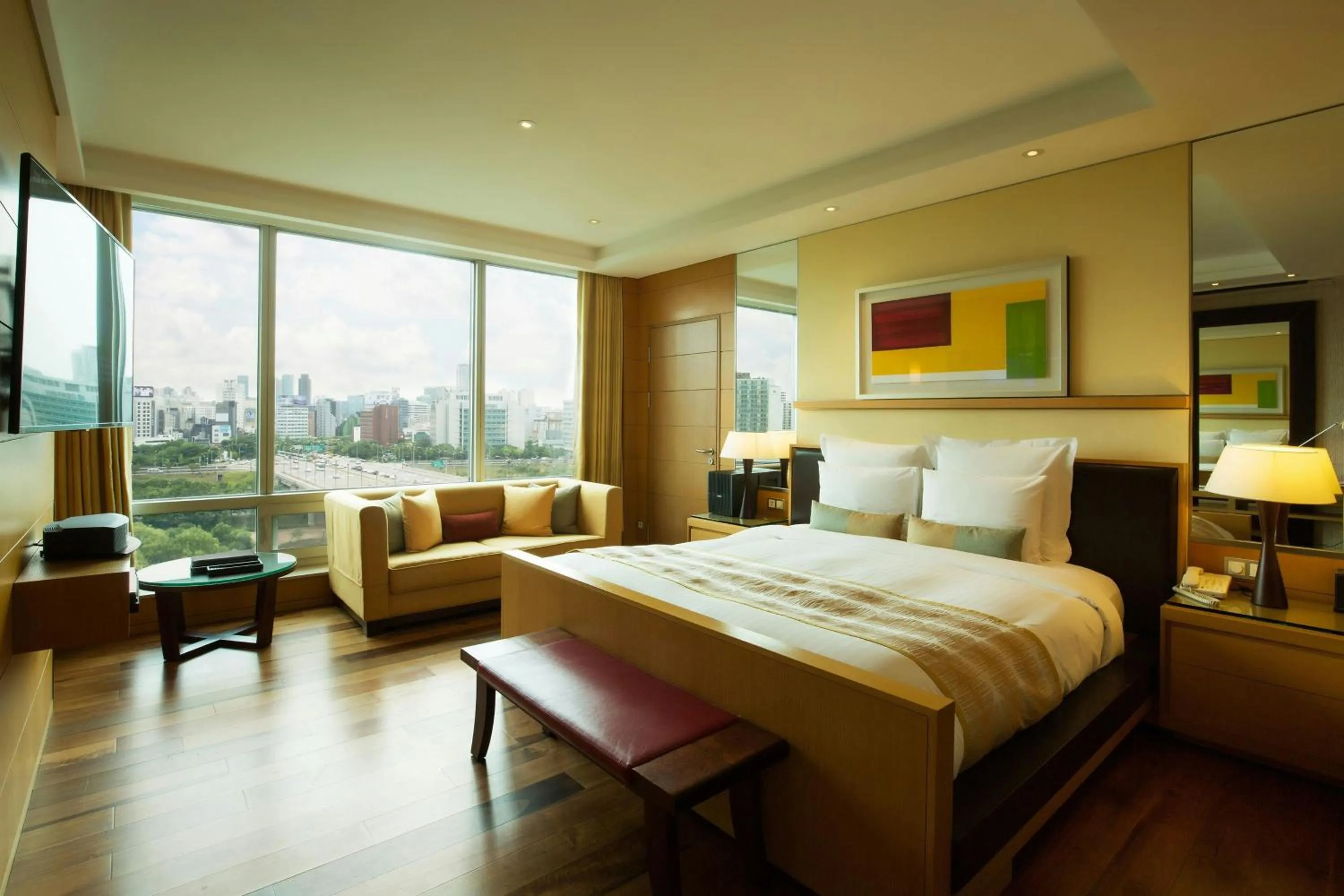 Photo of the whole room, Bed in Marriott Executive Apartment Seoul