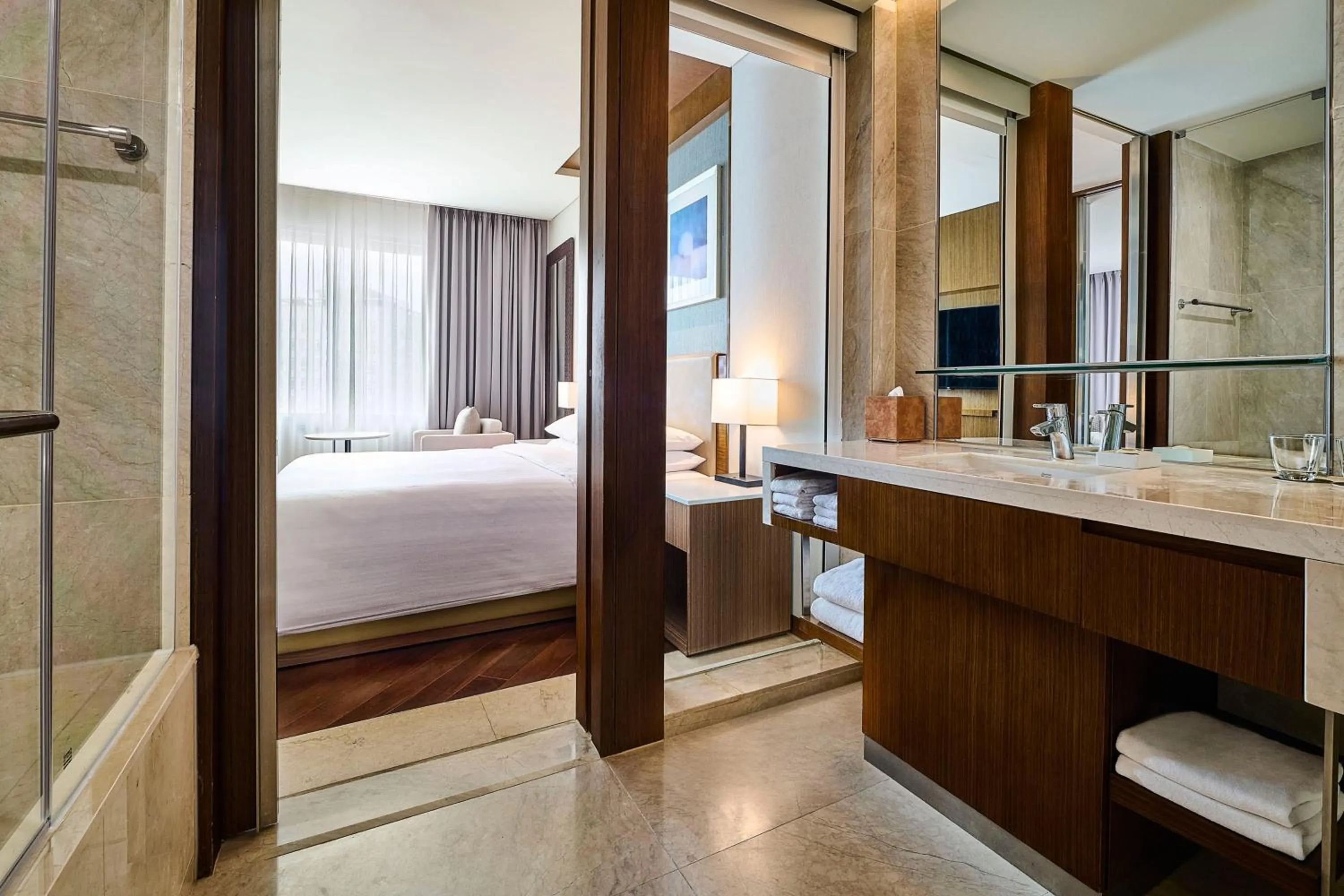 Bathroom, Bed in Courtyard By Marriott Seoul Times Square