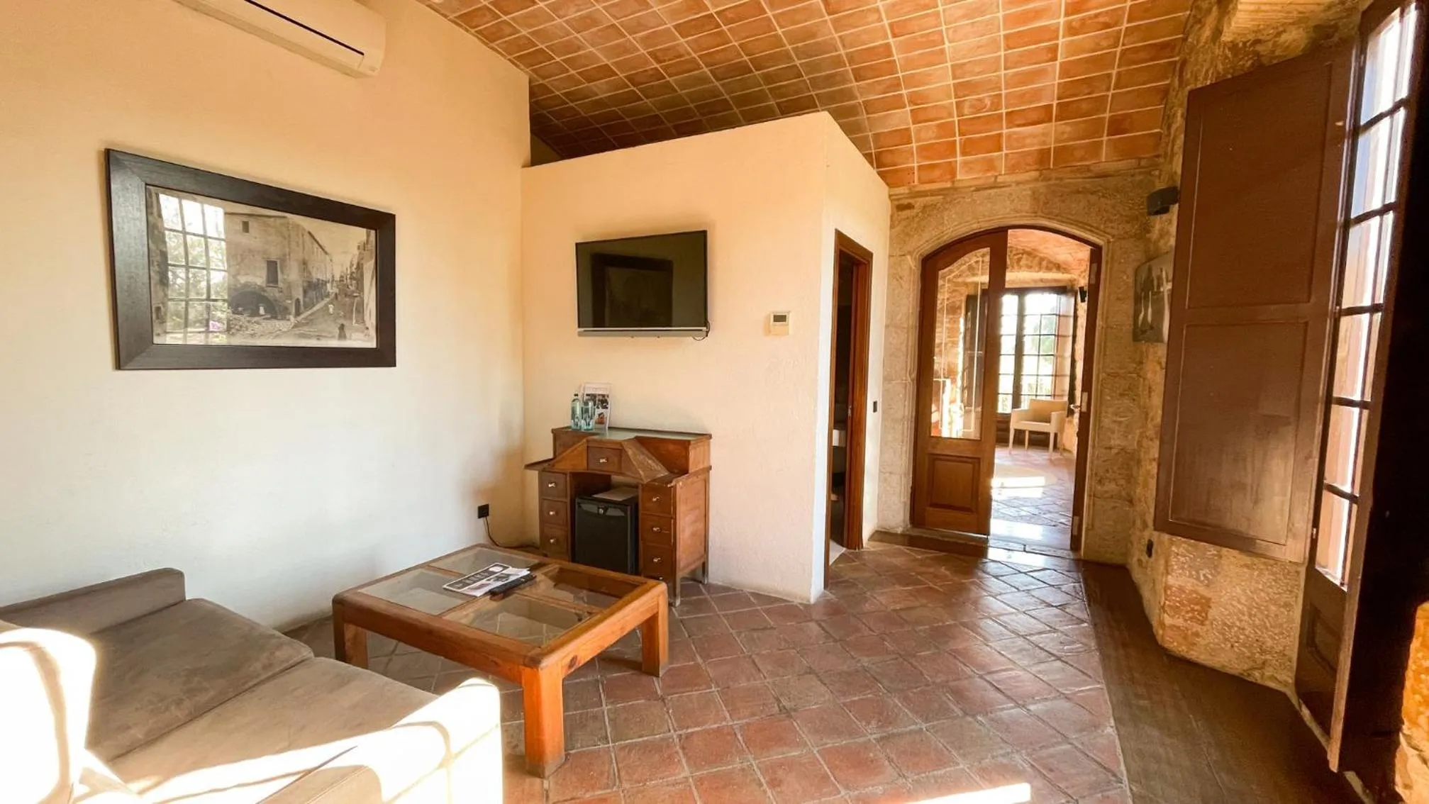 Photo of the whole room in Hotel Molí de l'Escala